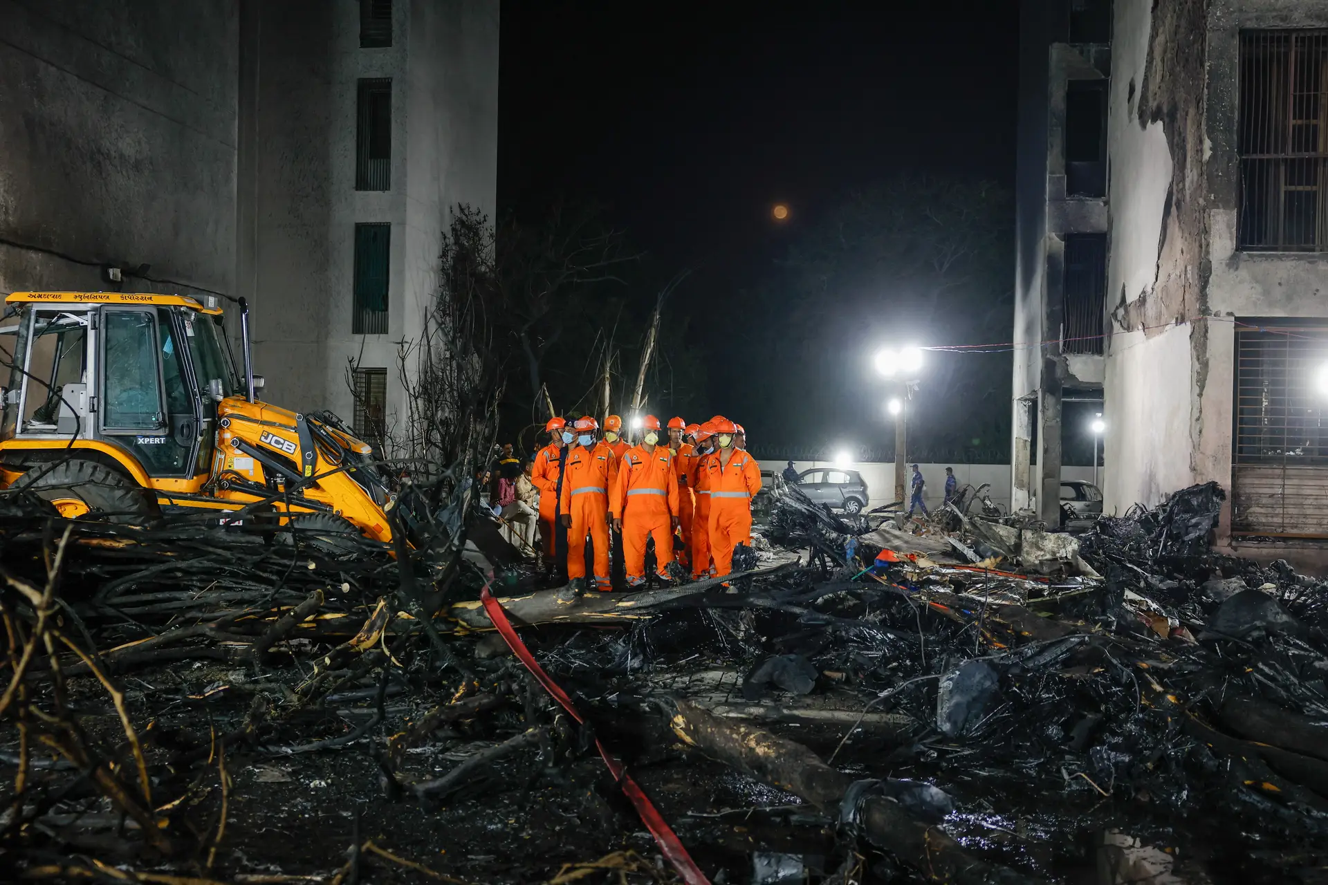 Queda de avião na Índia: autoridades falam em 1 sobrevivente e 268 mortos, dos quais 27 em terra