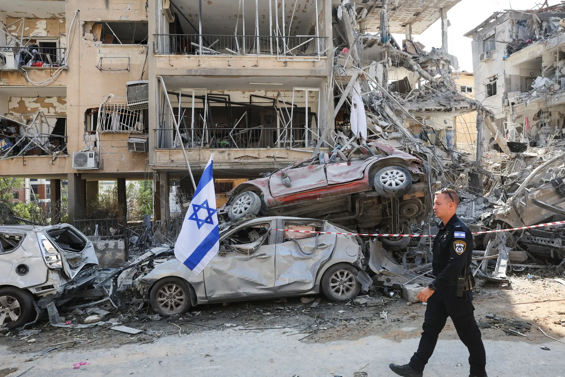 Guerra Israel-Irão: vaga de mísseis iranianos causa três mortos em Israel