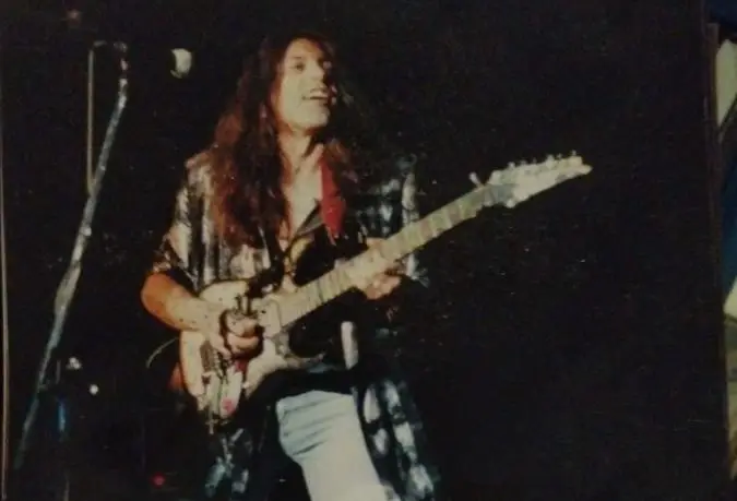 El guitarrista suelto es famoso por Fernando "La roca tocó la alta altura" Y el creador "Suicidio de bebé"