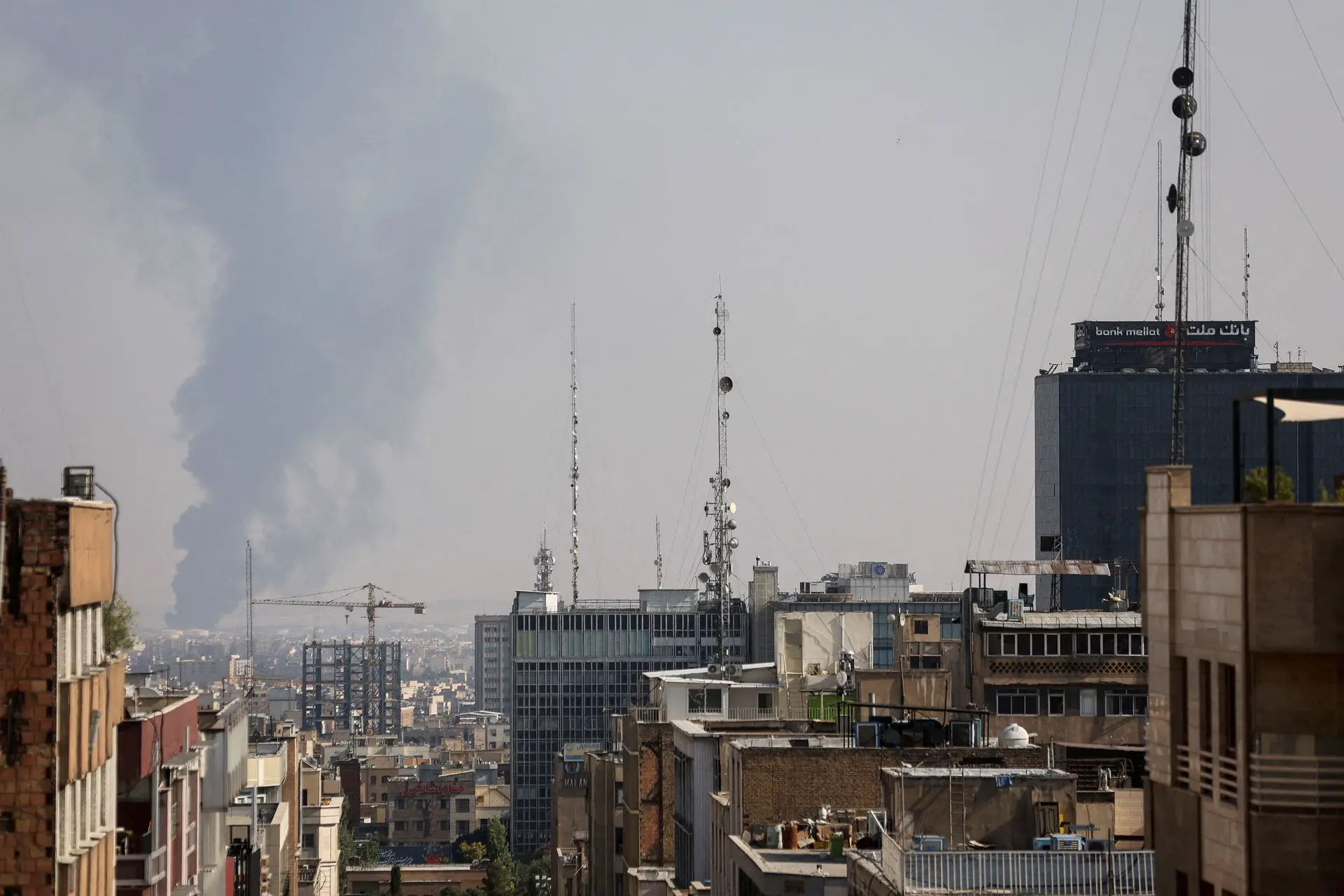 Ataque israelita à Refinaria de Petróleo de Teerão, no sul de Teerão.