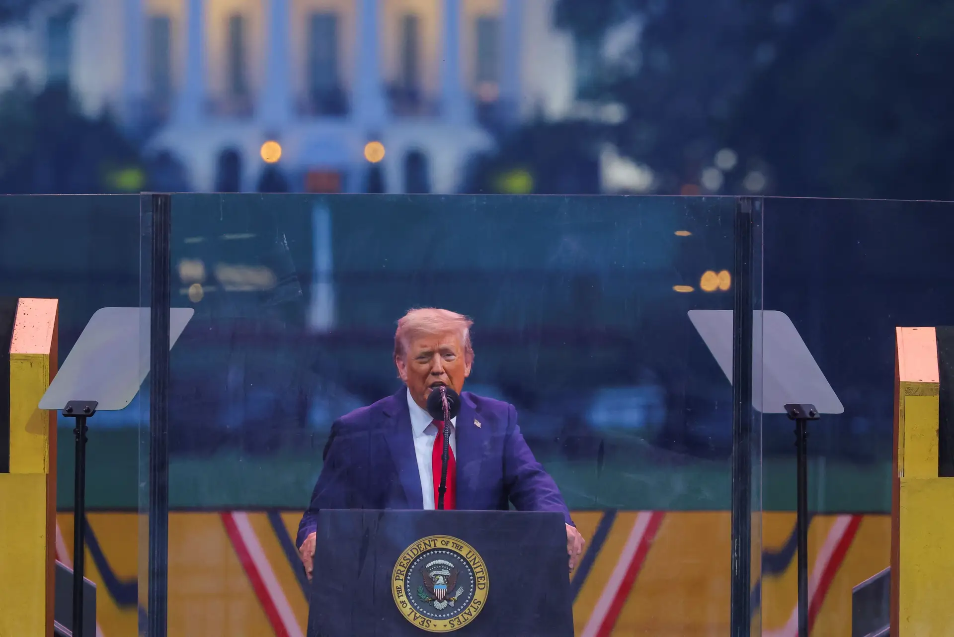 Trump ameaça Irão com resposta militar máxima caso ataque os Estados Unidos