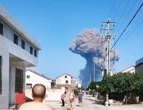 Los fuegos artificiales están buscando víctimas después de la explosión de la fábrica 