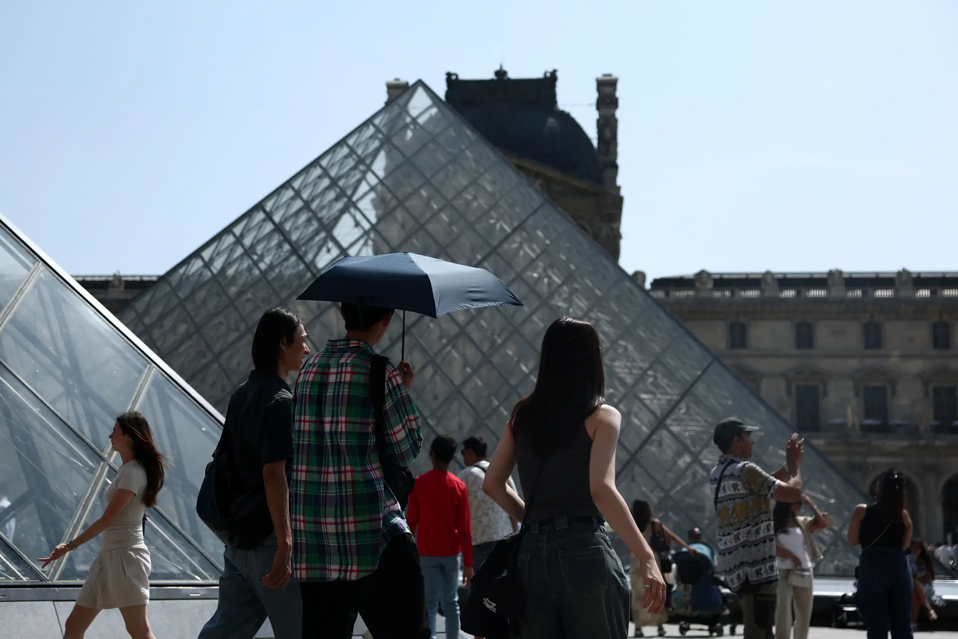 Louvre fecha portas devido a protesto de funcionários exaustos com sobrelotação