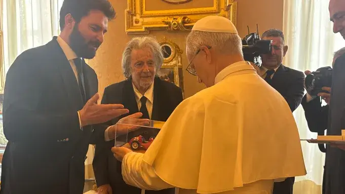 Al Pacino durante audiência privada com o Papa Leão XIV no Vaticano, a 16 de junho de 2025, tornando-se o primeiro ator de Hollywood a ser recebido pelo Santo Padre.