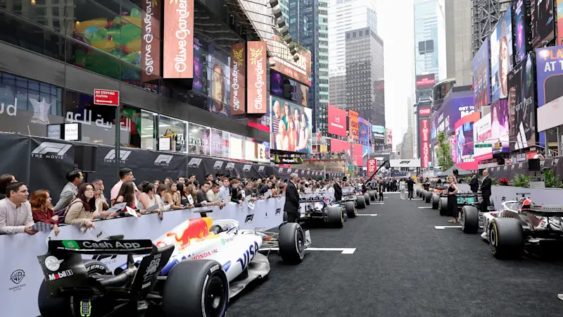 Simulação da formação dos carros no grid para o arranque de uma corrida de Fórmula 1, realizada na Times Square, em Nova Iorque, nos Estados Unidos.