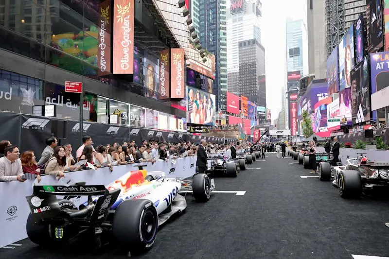 La simulación del automóvil en la red para comenzar la carrera de Fórmula 1, Times Square, Nueva York, Estados Unidos.