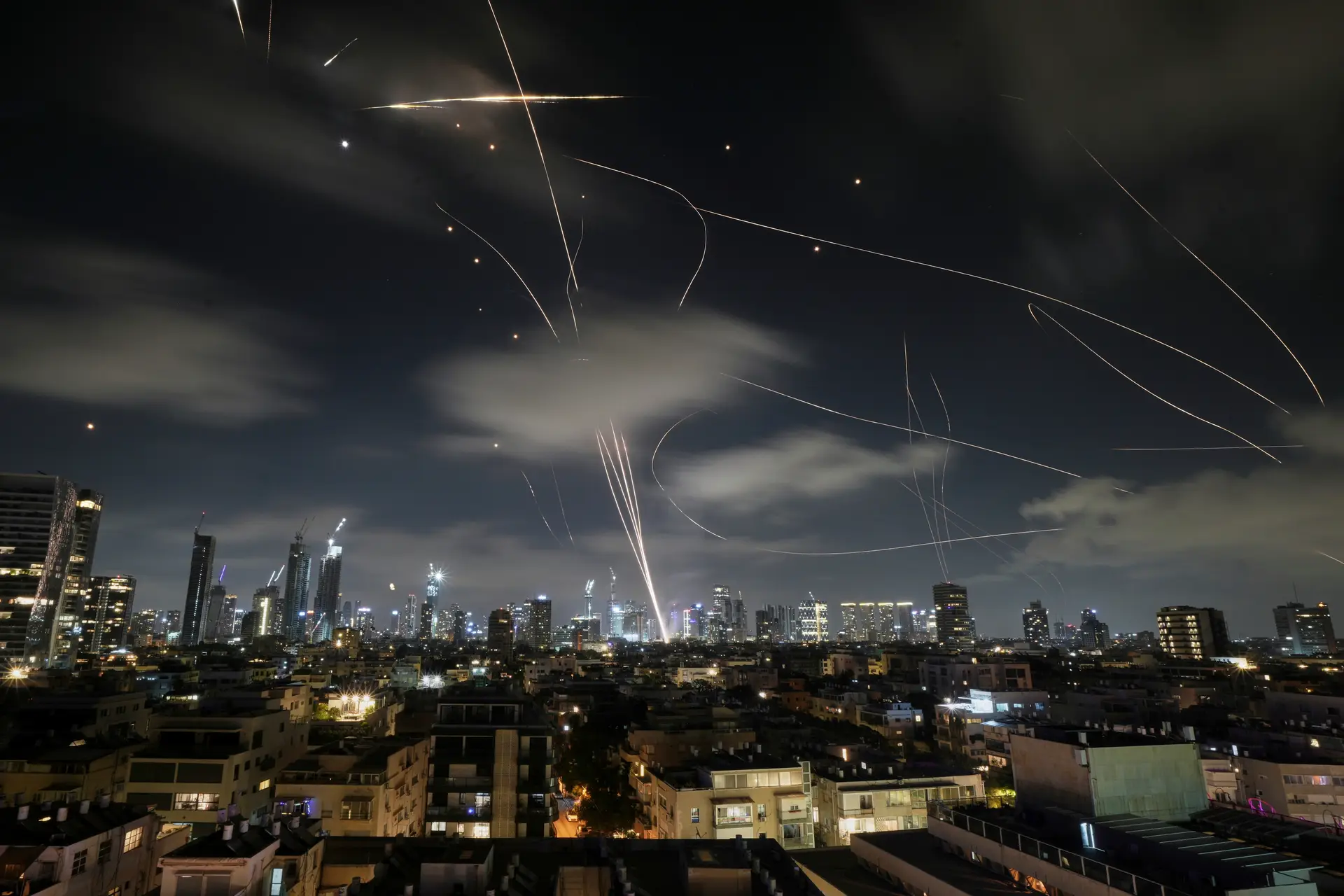  O sistema de defesa aérea israelita da Cúpula de Ferro (Iron Dome) dispara para intercetar mísseis durante um ataque iraniano sobre Telavive, Israel, na madrugada de quarta-feira, 18 de junho de 2025.
