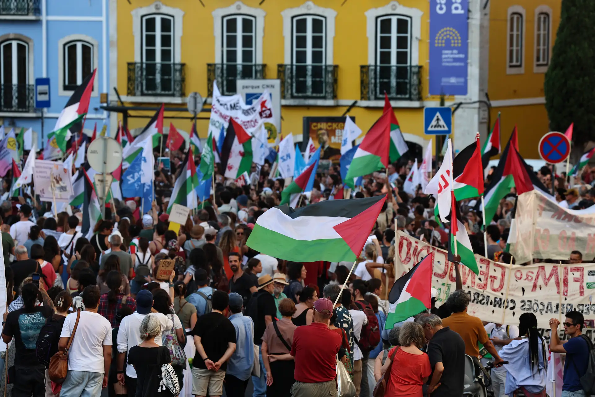 "Fim ao Genocídio! Reconhecimento do Estado da Palestina Já!": centenas de pessoas manifestam-se em Lisboa