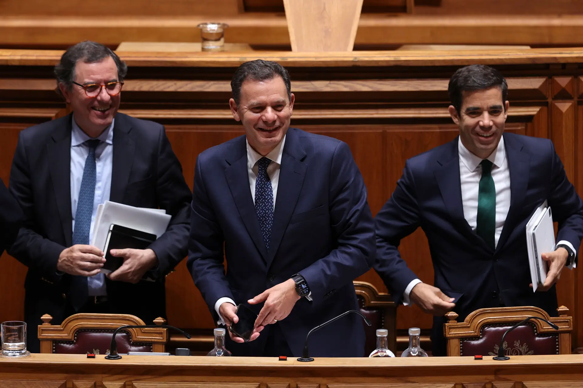 O primeiro-ministro, Luís Montenegro (C) acompanhado pelo ministro da Economia e da Coesão Territorial, Manuel Castro Almeida (E) e pelo ministro da Presidência, António Leitão Amaro (D) no final da sessão plenária de apresentação do Programa do XXV Governo Constitucional, na Assembleia da República, em Lisboa, 17 de junho de 2025.