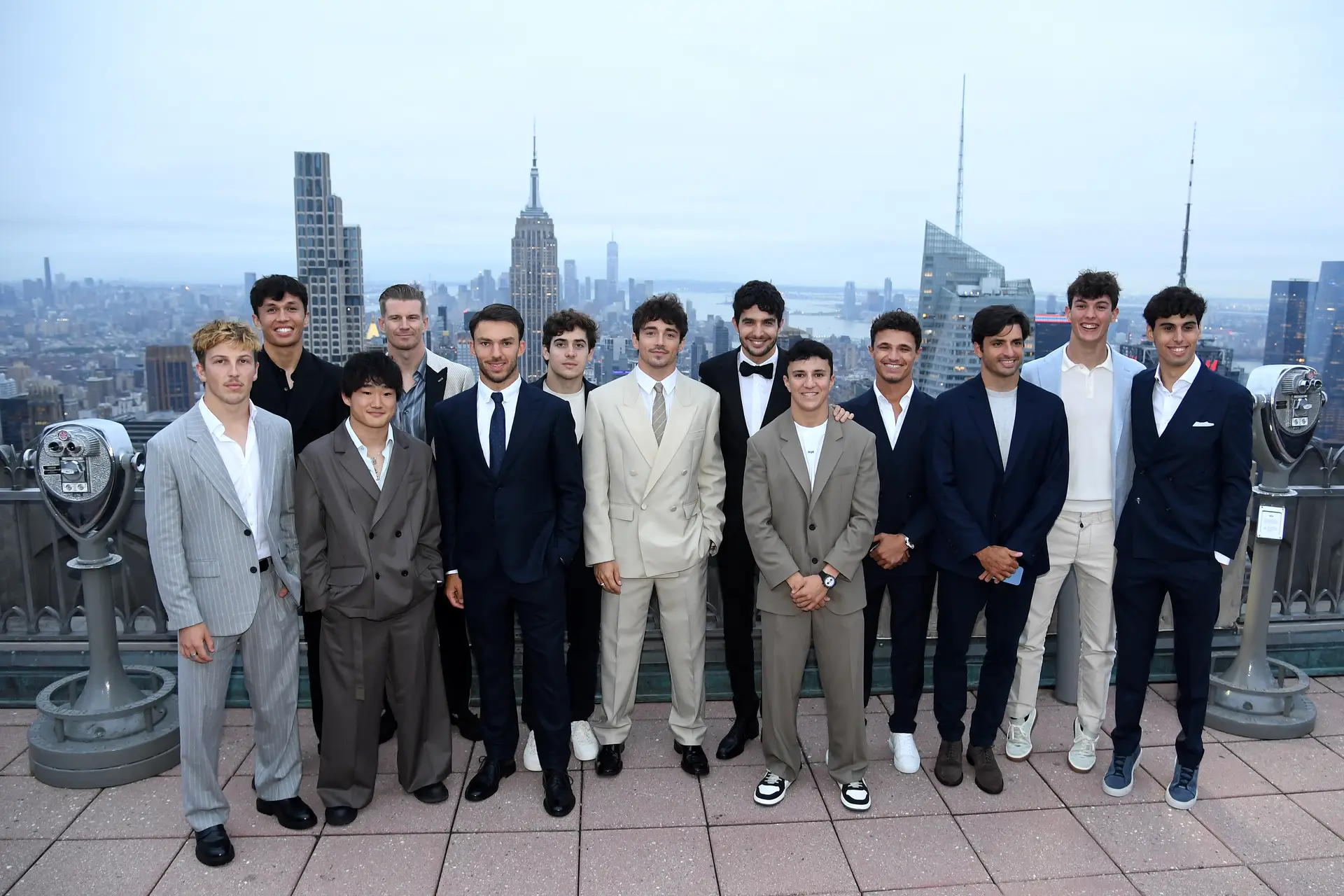 Os pilotos (13/20) de Fórmula 1 no Rockefeller Center após a estreia mundial “F1 The Movie” na segunda-feira, 16 de junho de 2025, em Times Square, em Nova Iorque.