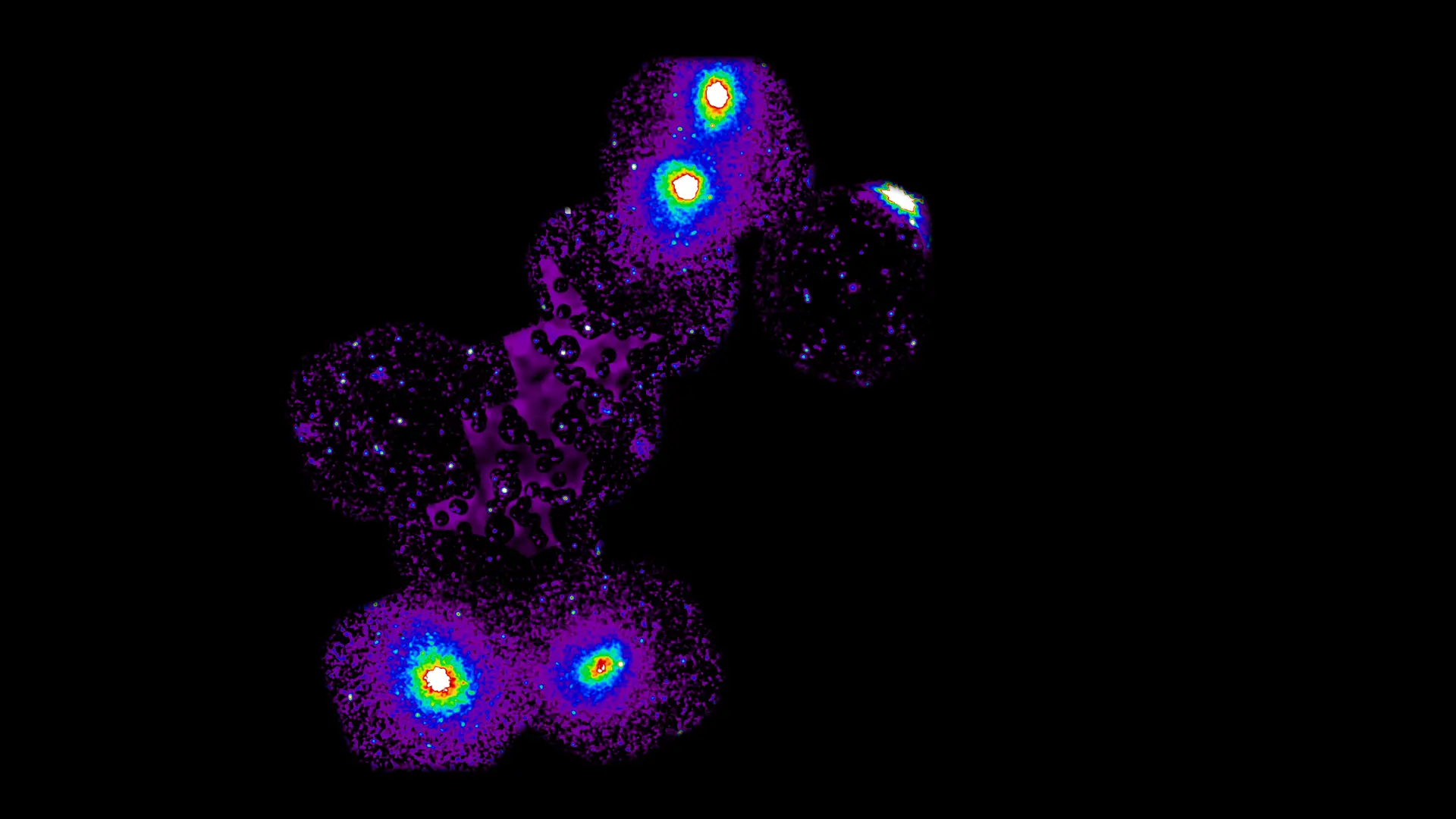 Esta imagem mostra o novo filamento (roxo) que liga quatro aglomerados de galáxias: dois numa extremidade e dois na outra. 