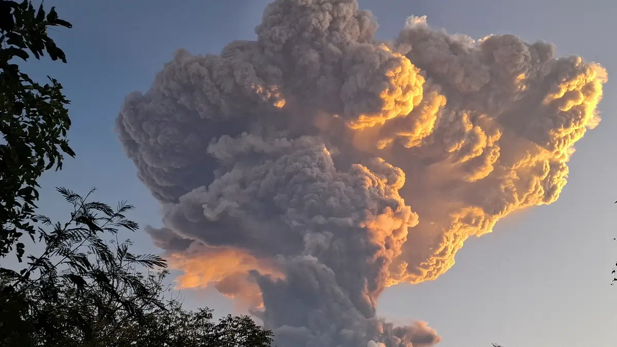 Erupção libertou espessas nuvens de cinza cinzenta até uma altura de 10 mil metros