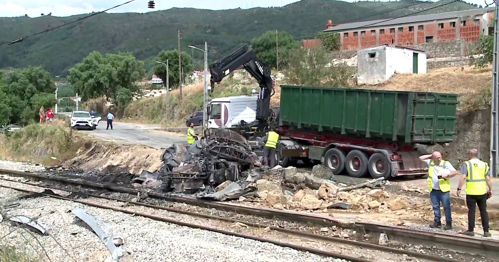 Colisão entre comboio e camião na Beira Baixa: população fala em passagem  de nível perigosa