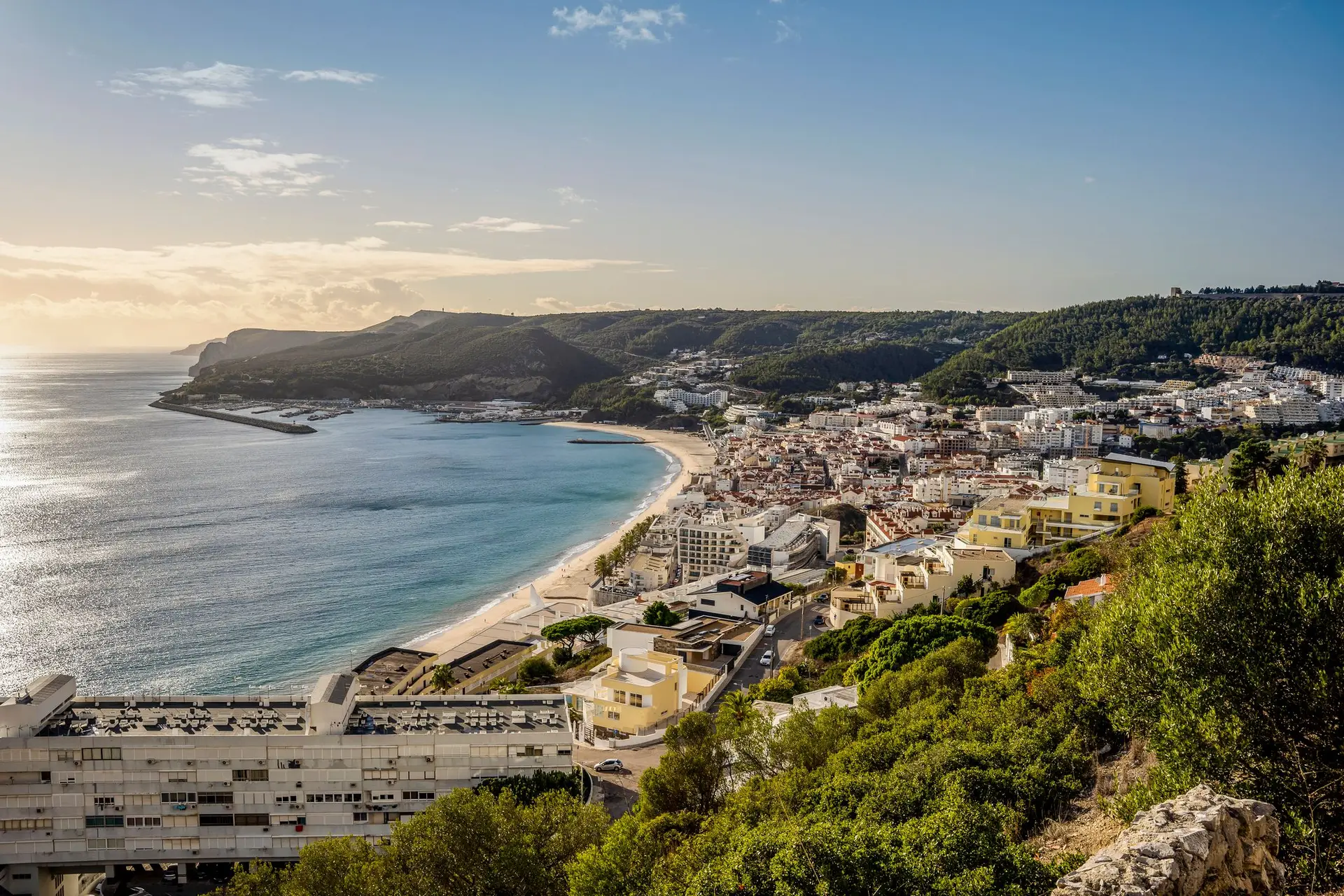 Praia do Ouro em Sesimbra reaberta a banhos após interdição temporária