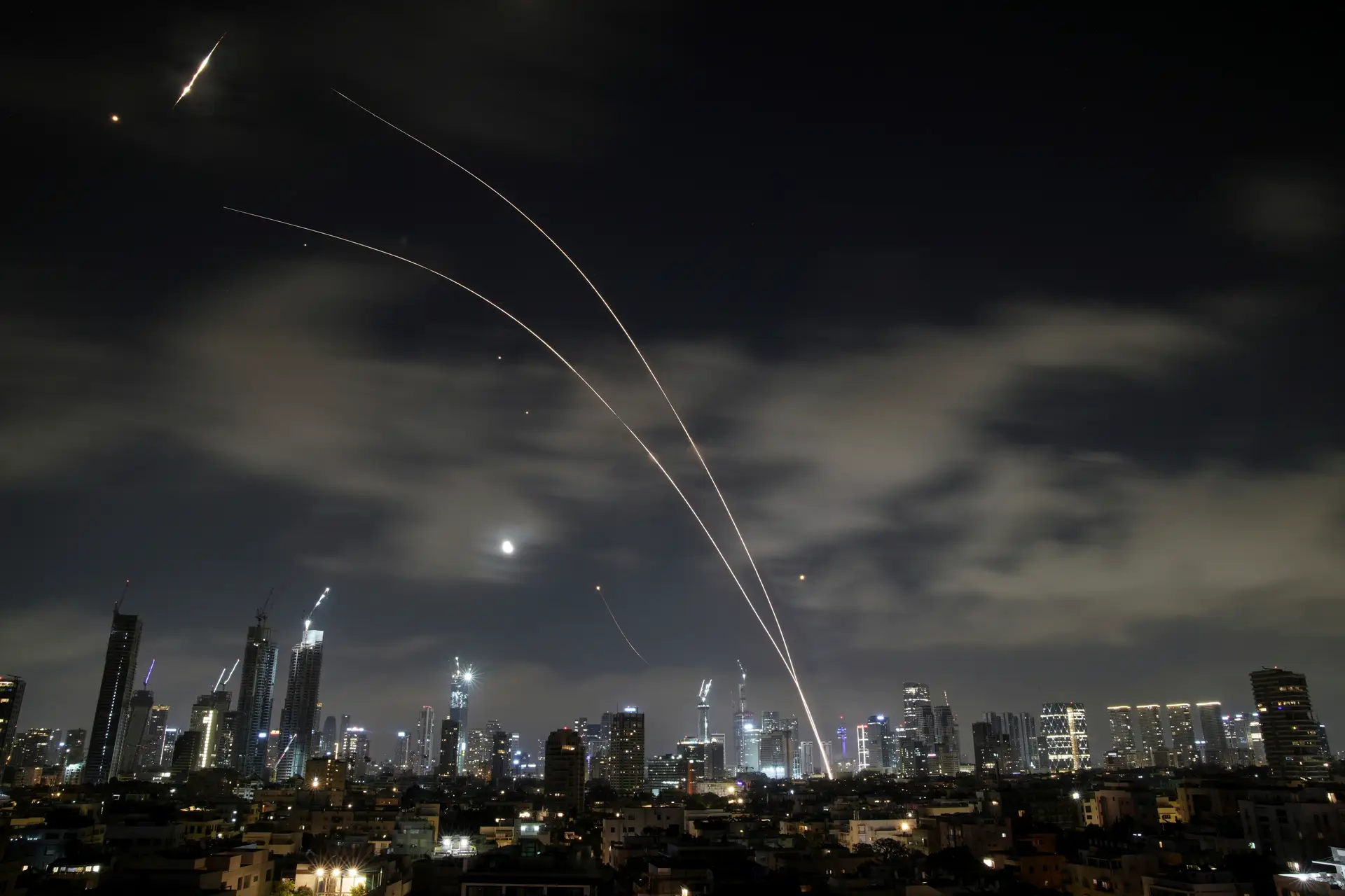 Da intervenção de Trump ao fim dos mísseis balísticos: até quando Israel e Irão vão aguentar a guerra?