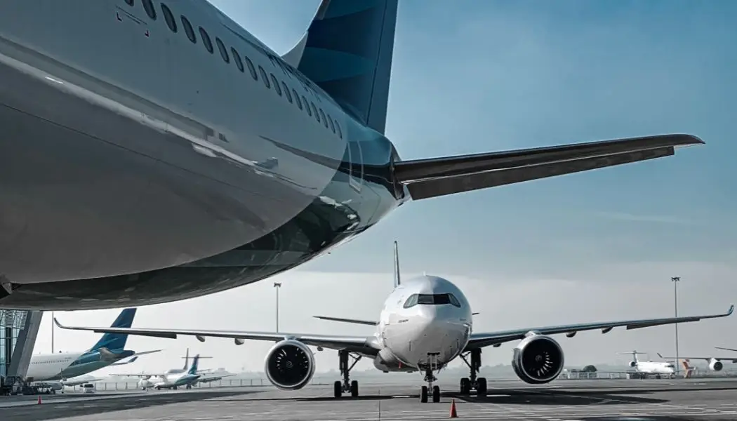 Escalada dos preços do combustível força aeroportos europeus a impor restrições