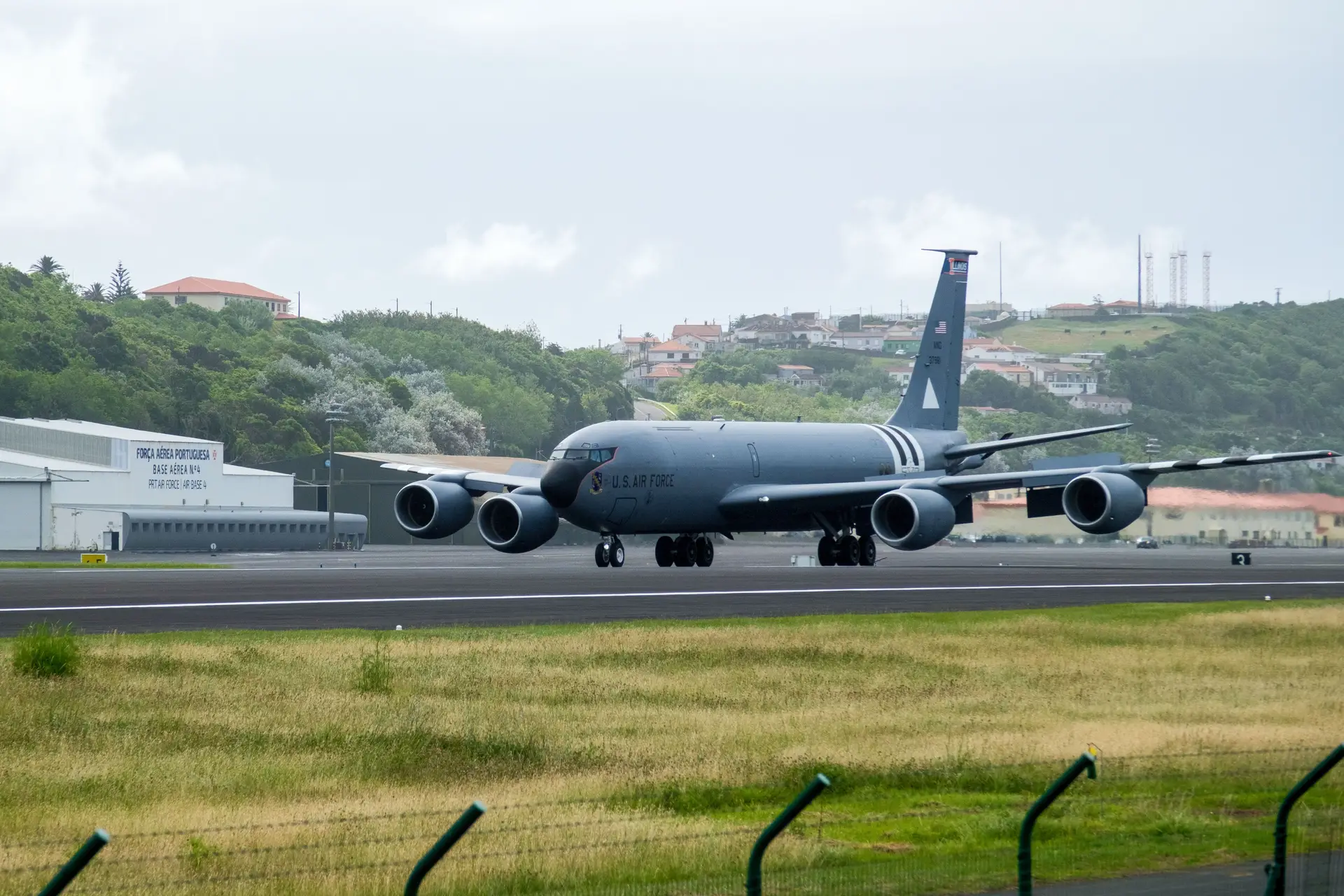 Ministério da Defesa confirma presença de 12 aviões reabastecedores dos EUA na Base das Lajes