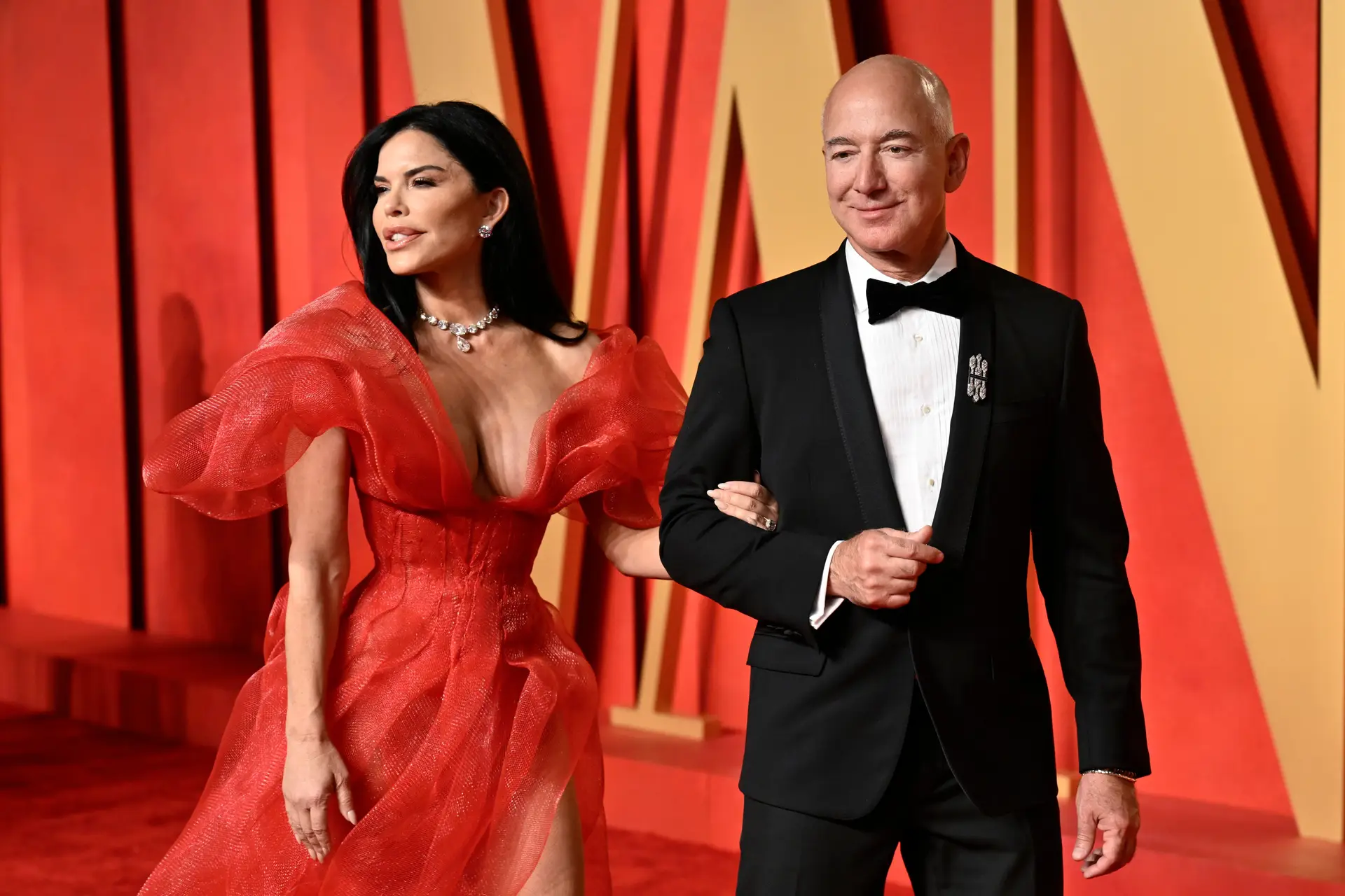 Lauren Sánchez (izquierda) y Jeff Bezos en la cena de Oscar Vanity Fair en el Centro Walis Annenberg para las Artes Escénicas en Beverly Hills, California.