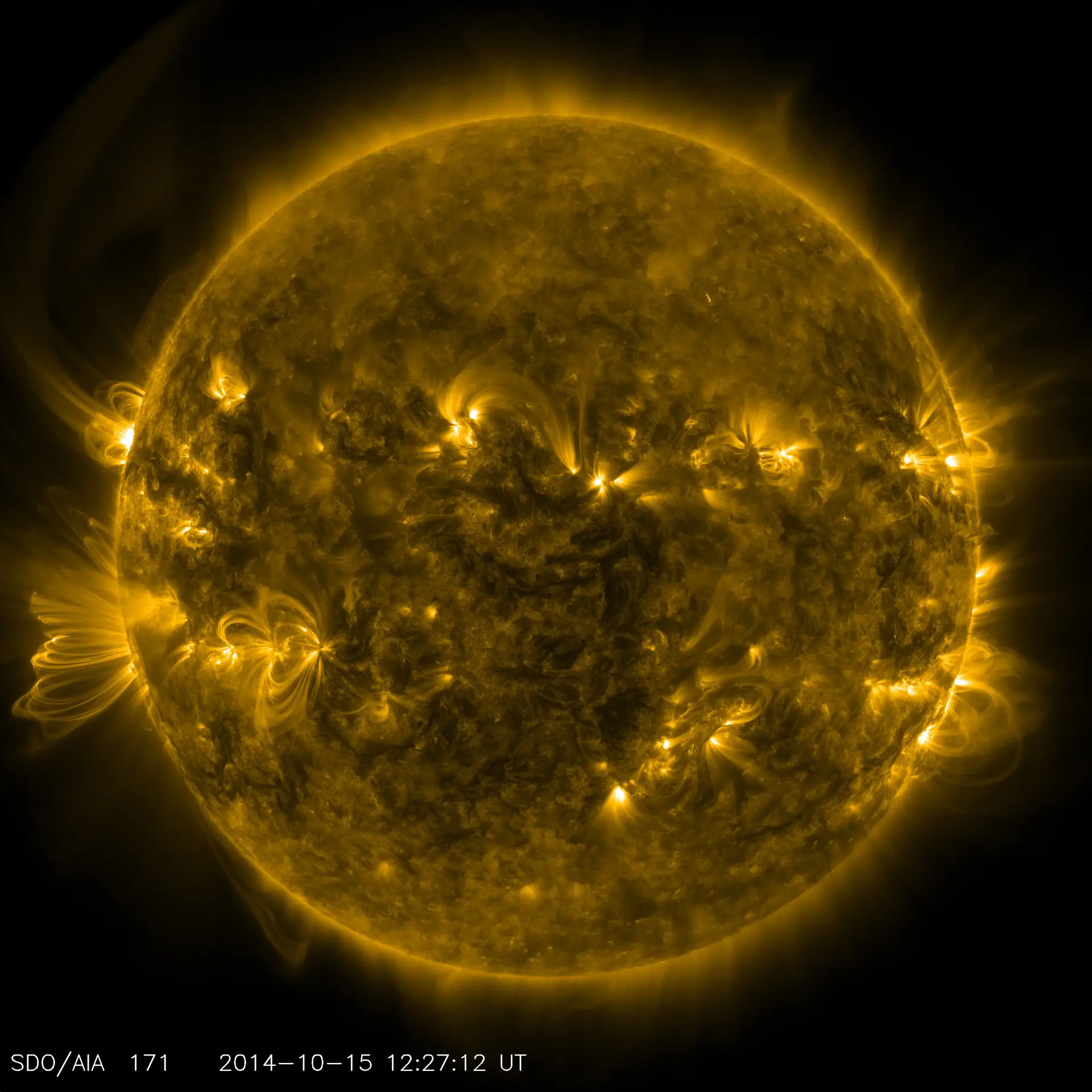 Imagem do Sol, observada em ultravioleta pelo telescópio espacial solar SDO (NASA), em outubro de 2014, que mostra vários arcos coronais. 