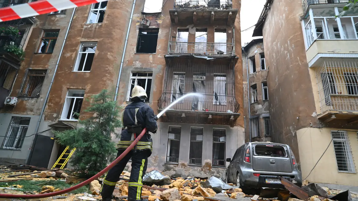 Um bombeiro apaga um incêndio num edifício residencial após o massivo ataque aéreo da Rússia em Odesa, Ucrânia, na sexta-feira, 20 de junho de 2025.