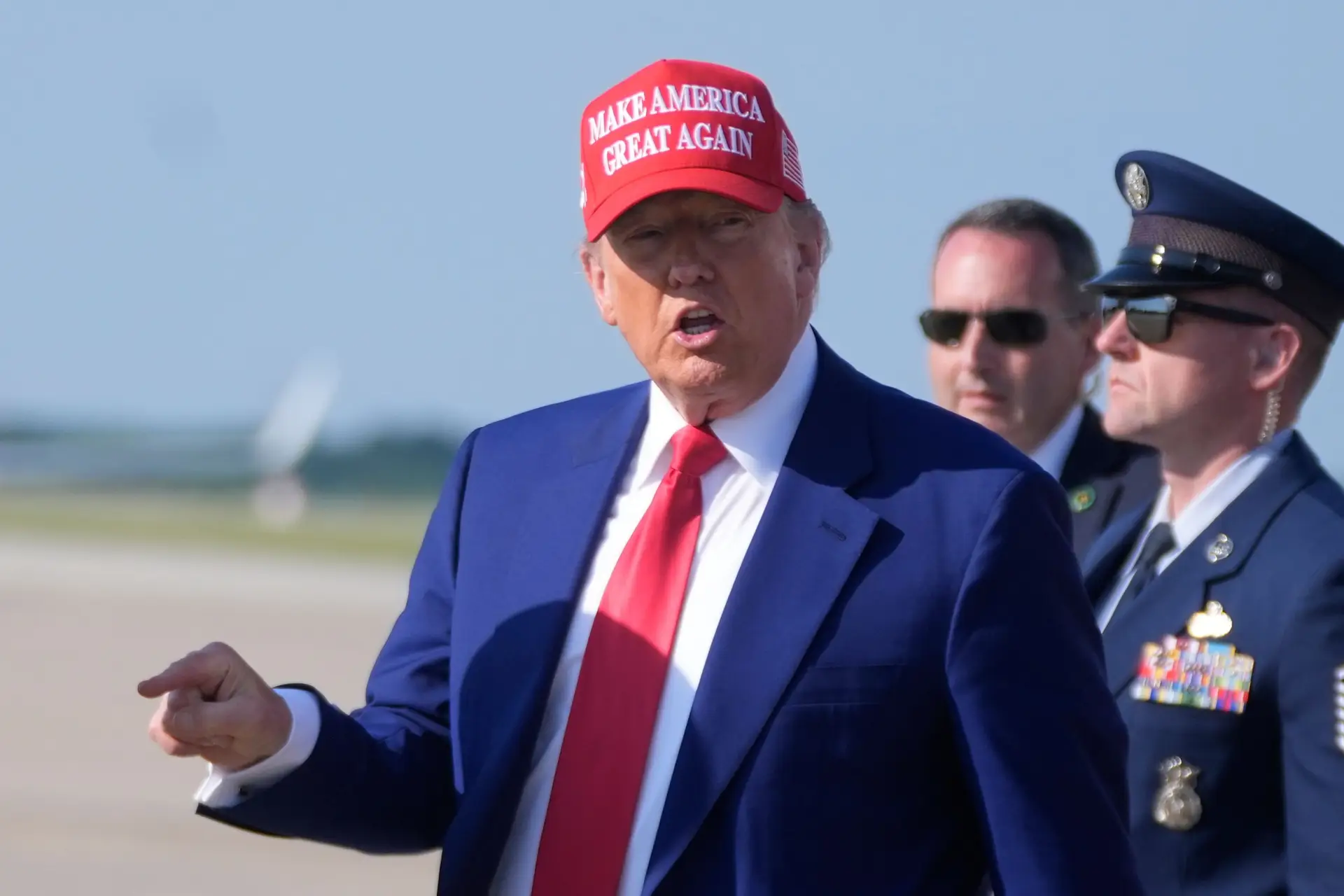 Donald Trump suspende negociações comerciais com o Canadá