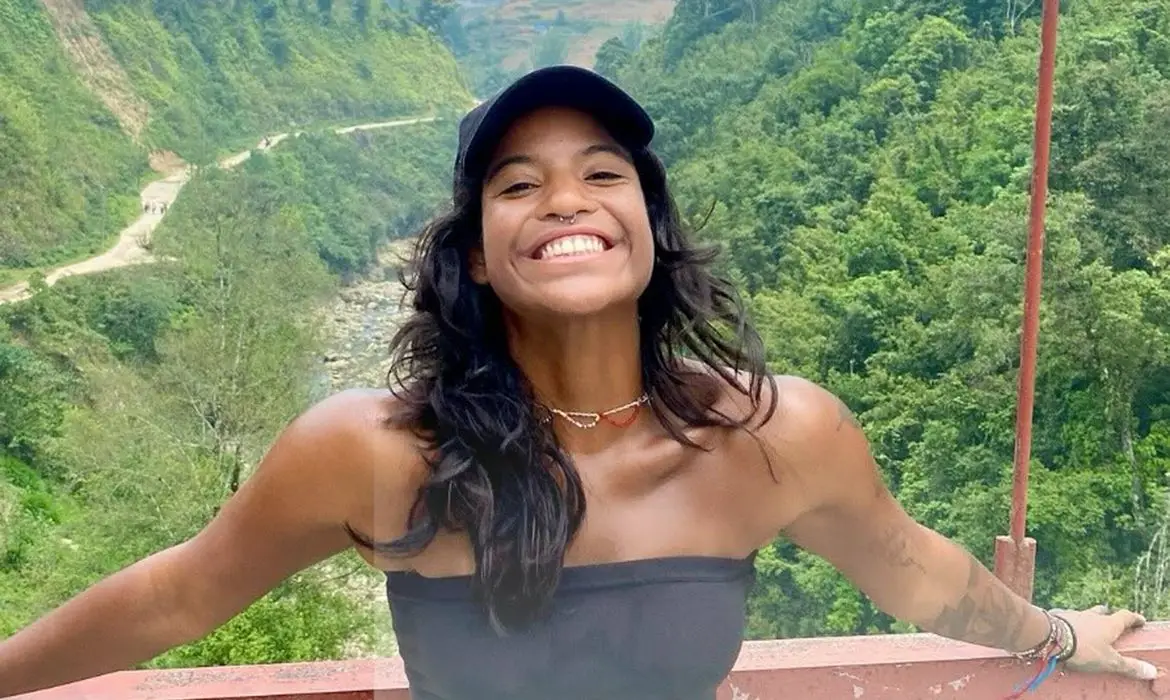 Brasileira cai durante caminhada num vulcão na Indonésia e está desde sábado à espera de ajuda