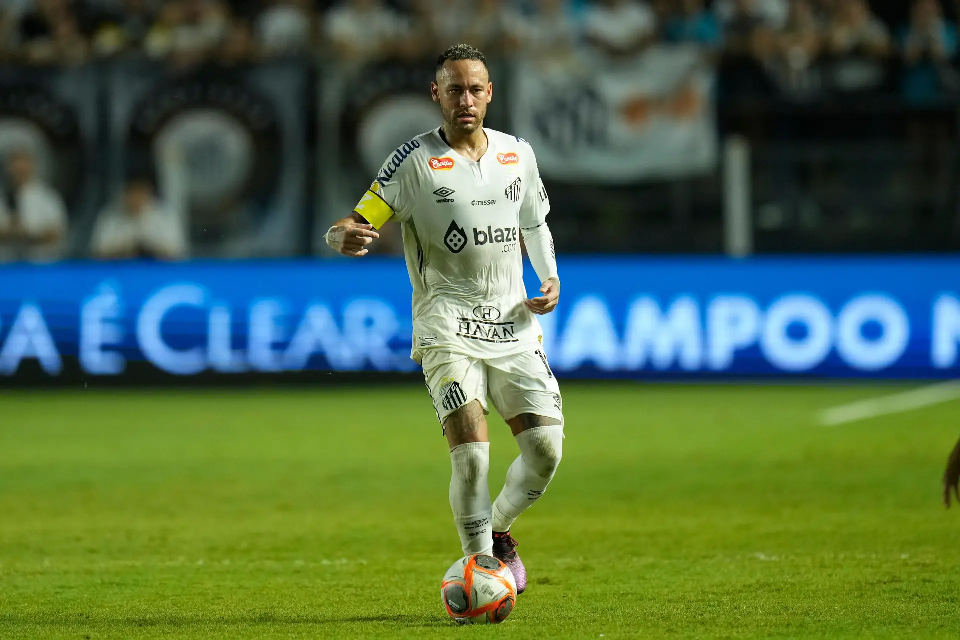 Neymar renova com o Santos até ao final de 2025