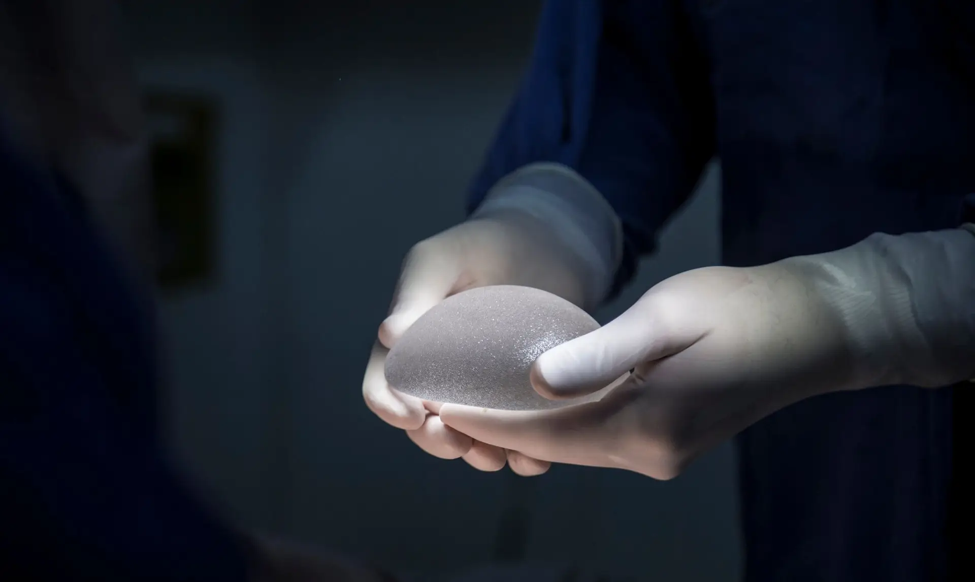 Espanha confirma mais de 100 casos de linfoma raro associado a implantes mamários