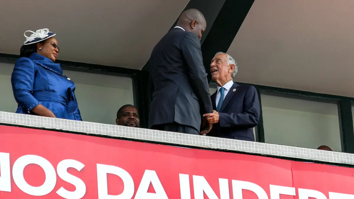 Marcelo Rebelo de Sousa (D), cumprimenta o Presidente de Moçambique, Daniel Chapo (C), ao lado da Primeira-Dama Gueta Chapo (E), durante as cerimónias que assinalam o 50.º aniversário da independência de Moçambique, em Maputo, a 25 de junho de 2025.
