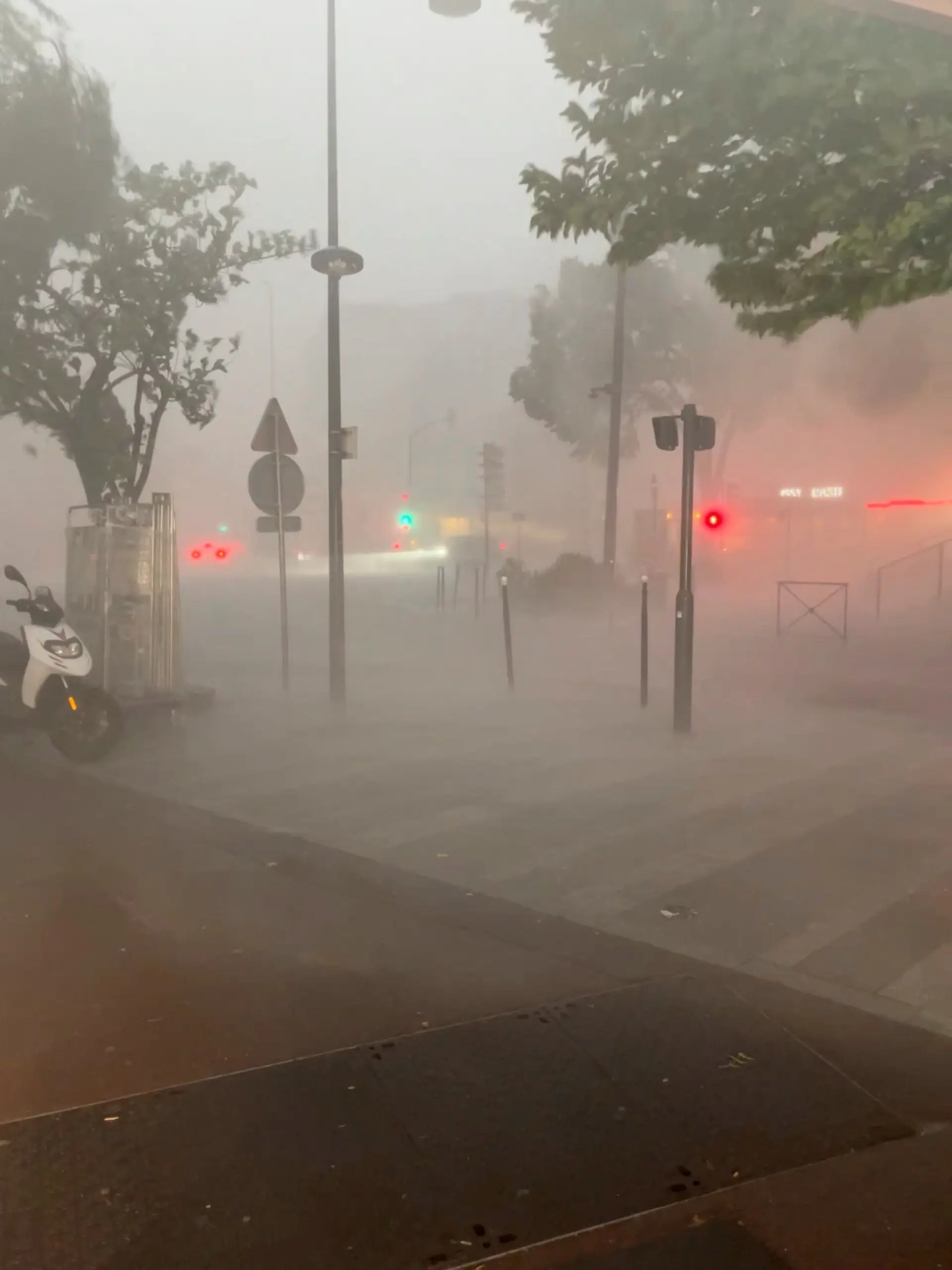 Chuva e vento fortes e descida de 11ºC em minutos: tempestade surpreende Paris em pleno dia de calor