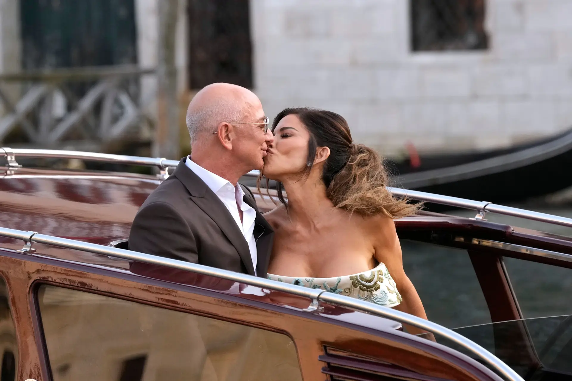 Jeff Bezos e Lauren Sánchez saem de um hotel rumo à receção pré-casamento, em Veneza, Itália, na quinta-feira, 26 de junho de 2025.