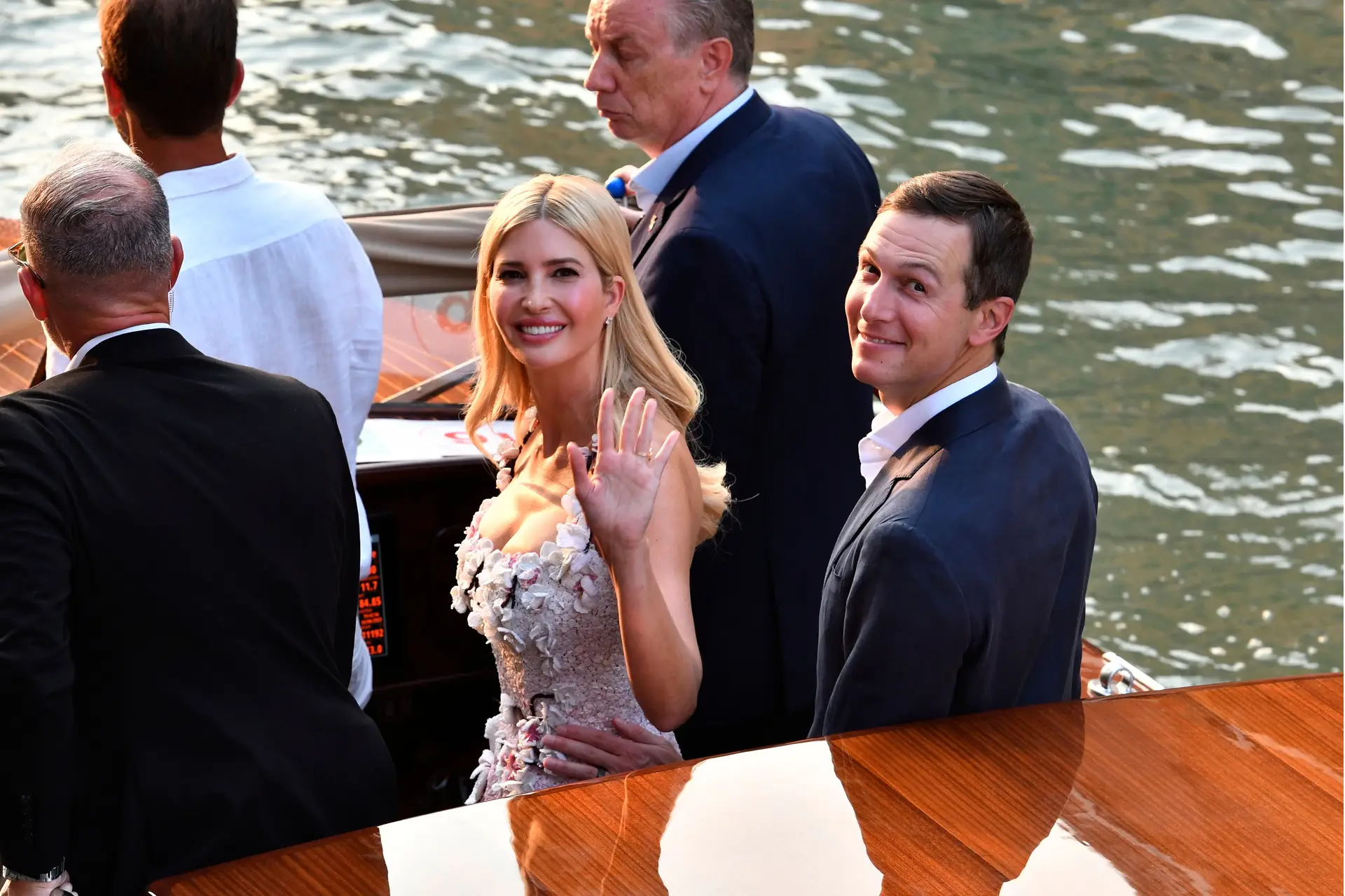 Ivanka Trump, filha do presidente dos EUA Donald Trump, ao centro, e o marido Jared Kushner, à direita, na véspera do aguardado casamento do fundador da Amazon, Jeff Bezos, com a jornalista Lauren Sánchez, em Veneza, Itália, a 26 de junho de 2025.