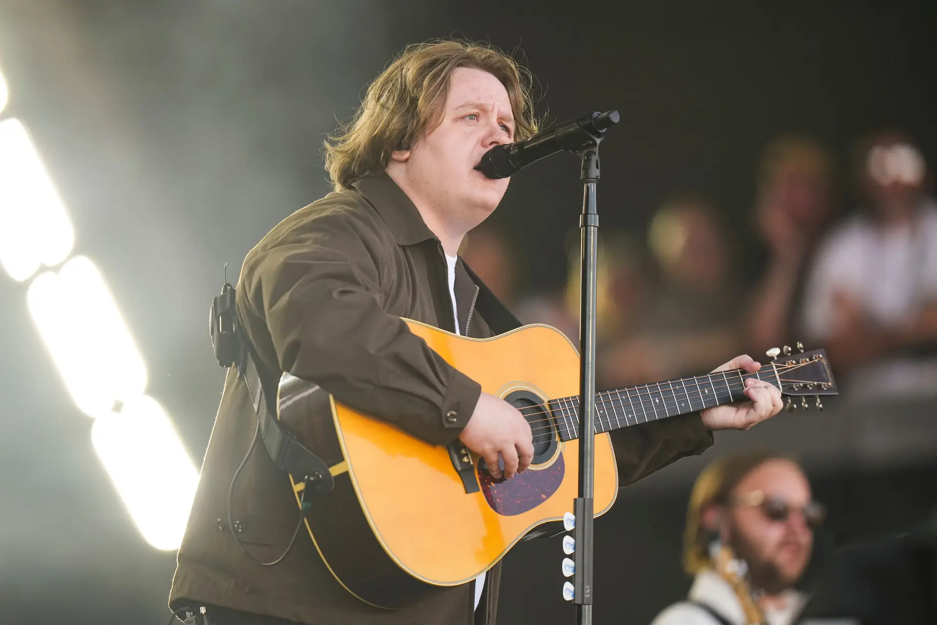 Lewis Capaldi atua no Festival de Glastonbury, em Worthy Farm, Somerset, no Reino Unido, na sexta-feira, 27 de junho de 2025.