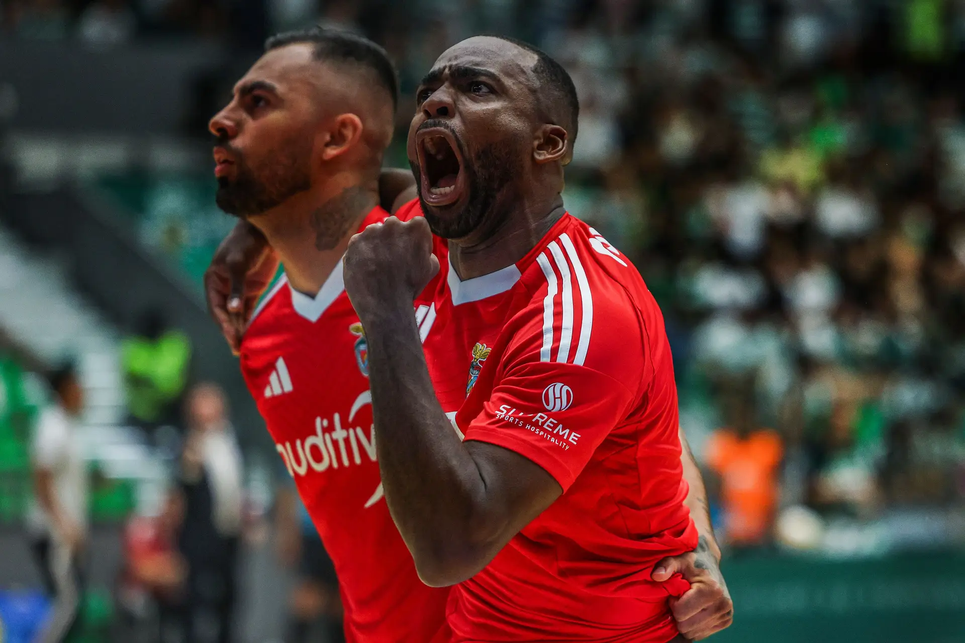 Benfica é campeão nacional de futsal após jogo de loucos com o Sporting
