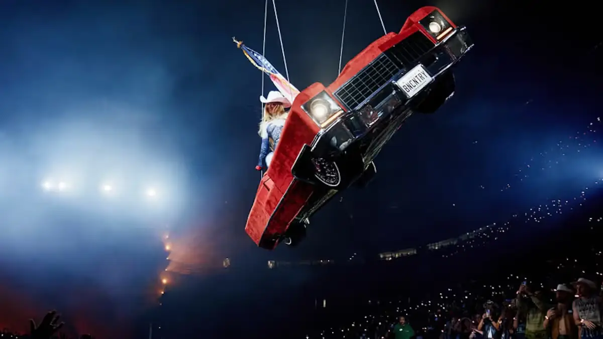 "Parem, parem": Beyoncé interrompe concerto após incidente com carro suspenso