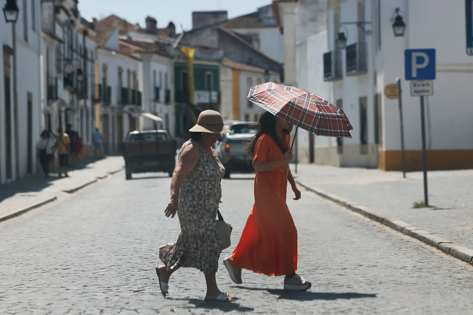 "Estou a sofrer bastante, este calor é horrível": temperaturas recorde em junho deixam país em alerta
