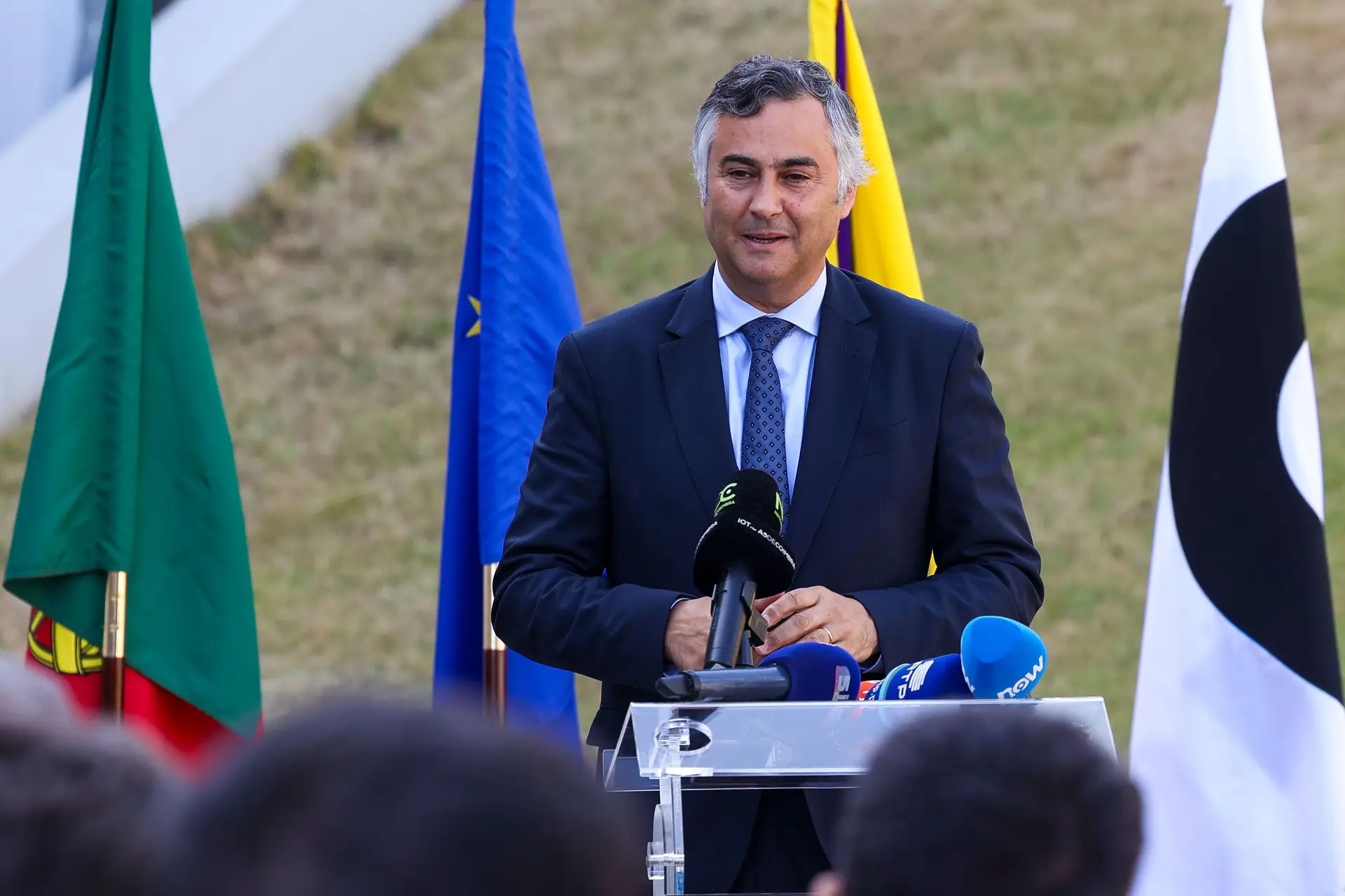 El Ministro de Educación ha dicho al gobierno y a los estudiantes privados que prohíban el uso del teléfono móvil.