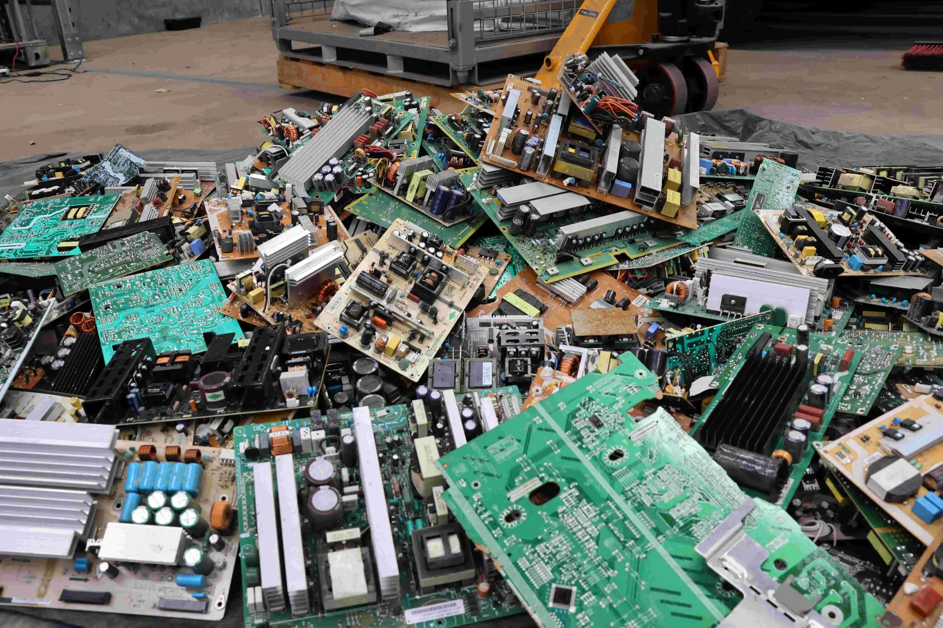 Muchas partes de los desechos electrónicos, como las unidades de procesamiento de computadoras, tienen metales preciosos como el oro y el cobre.