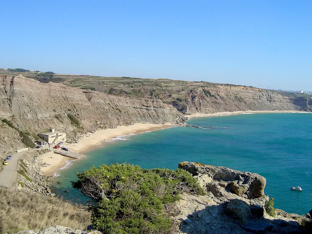 Derrocada em arriba interdita acesso automóvel a praia na Lourinhã