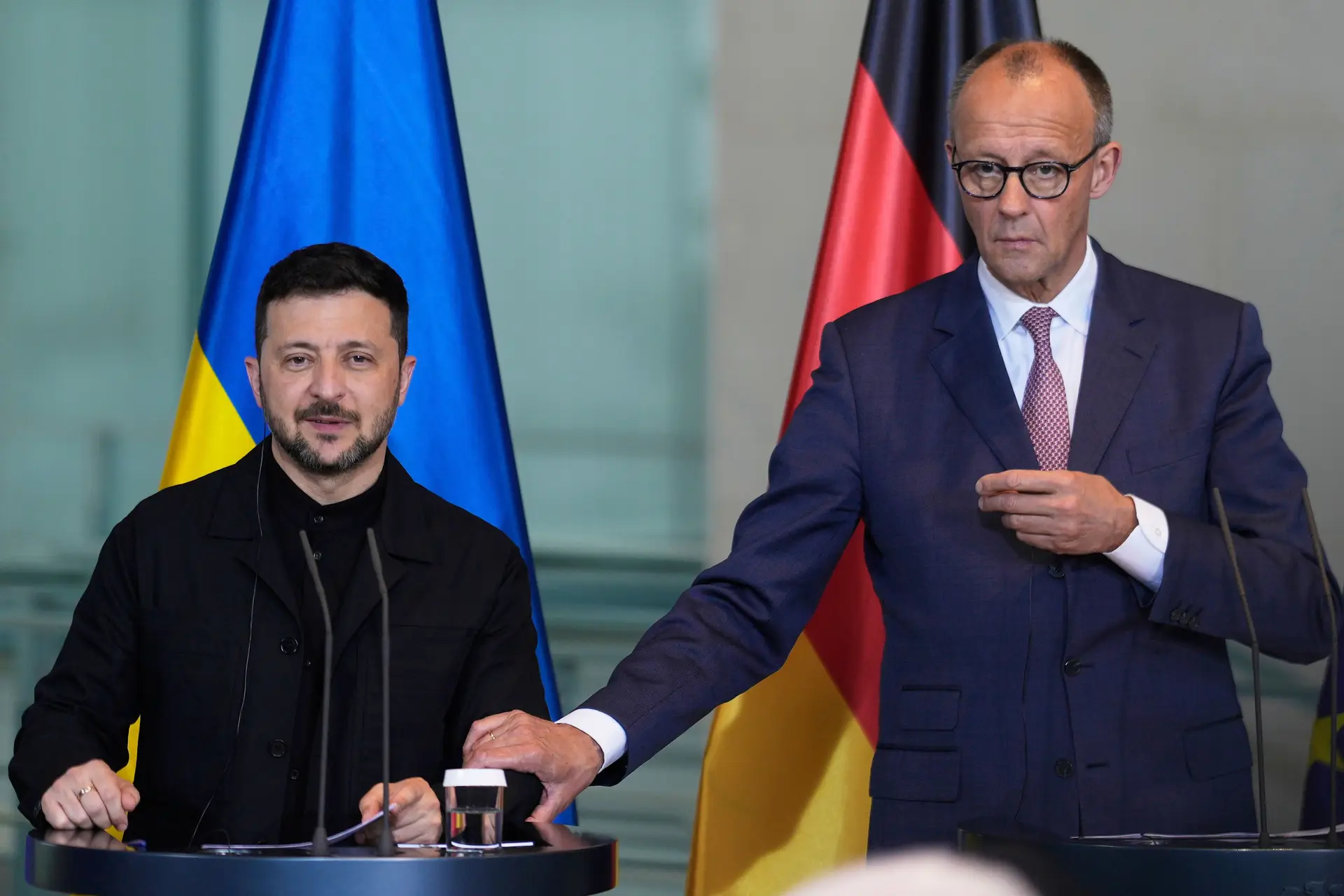El canciller alemán Freedrich Merz (derecha) y el presidente de Ucrania, Volodmir Zelensky, asistieron a una conferencia de prensa en una cancillería en Berlín, Alemania, el 28 de mayo, el miércoles.