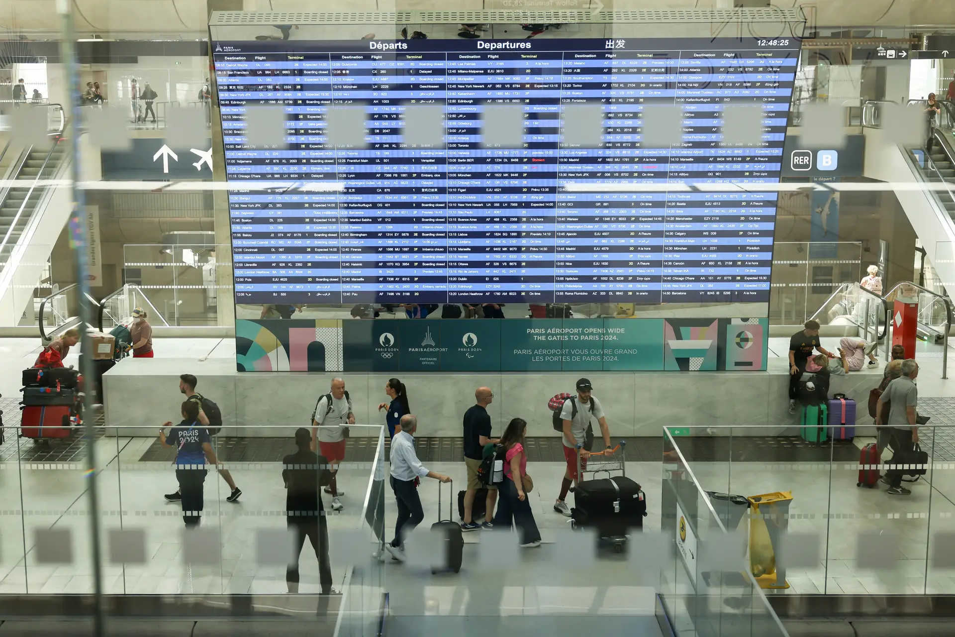 Cerca de mil voos cancelados em França no segundo dia de greve de controladores aéreos