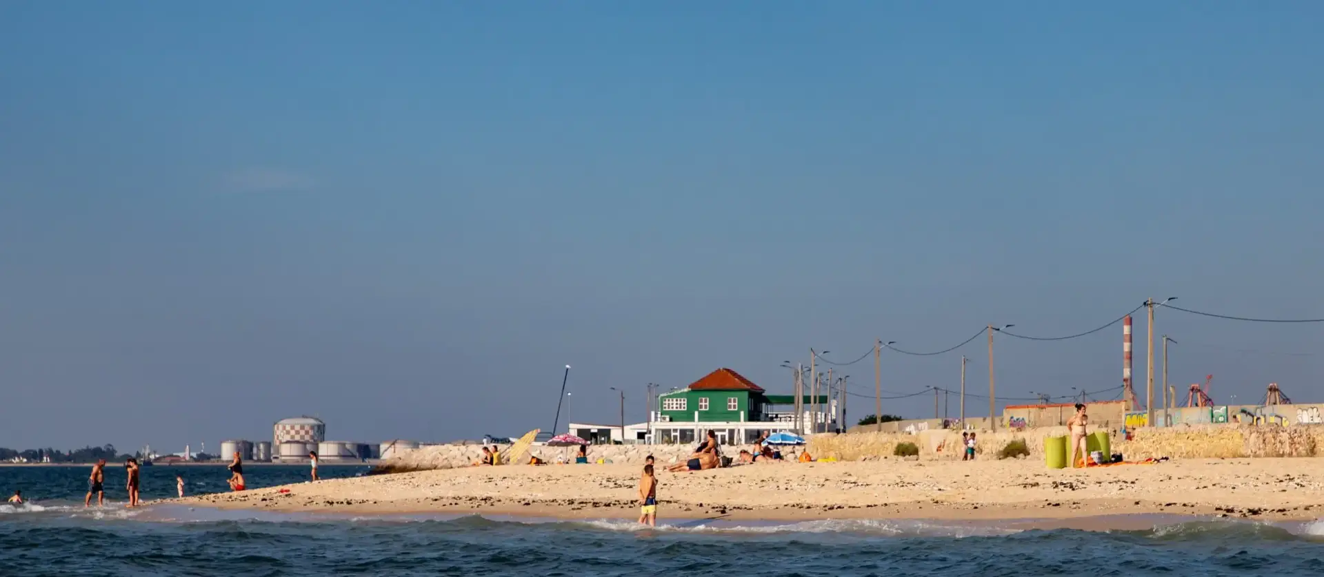 Límites en un amplio acceso a las playas de la oficina debido al derrame de combustible