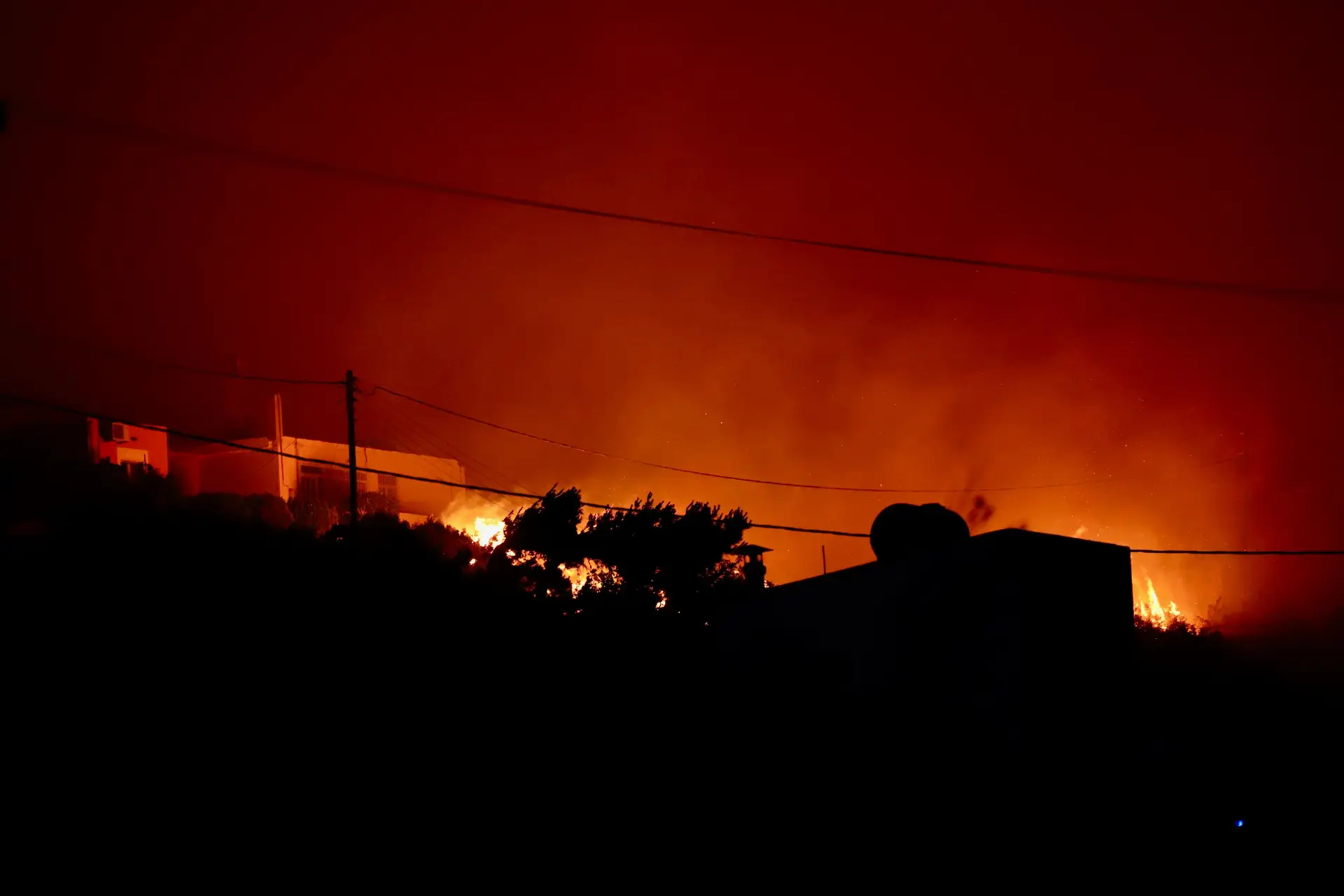 Incêndio na ilha grega de Creta obriga a retirar cinco mil pessoas