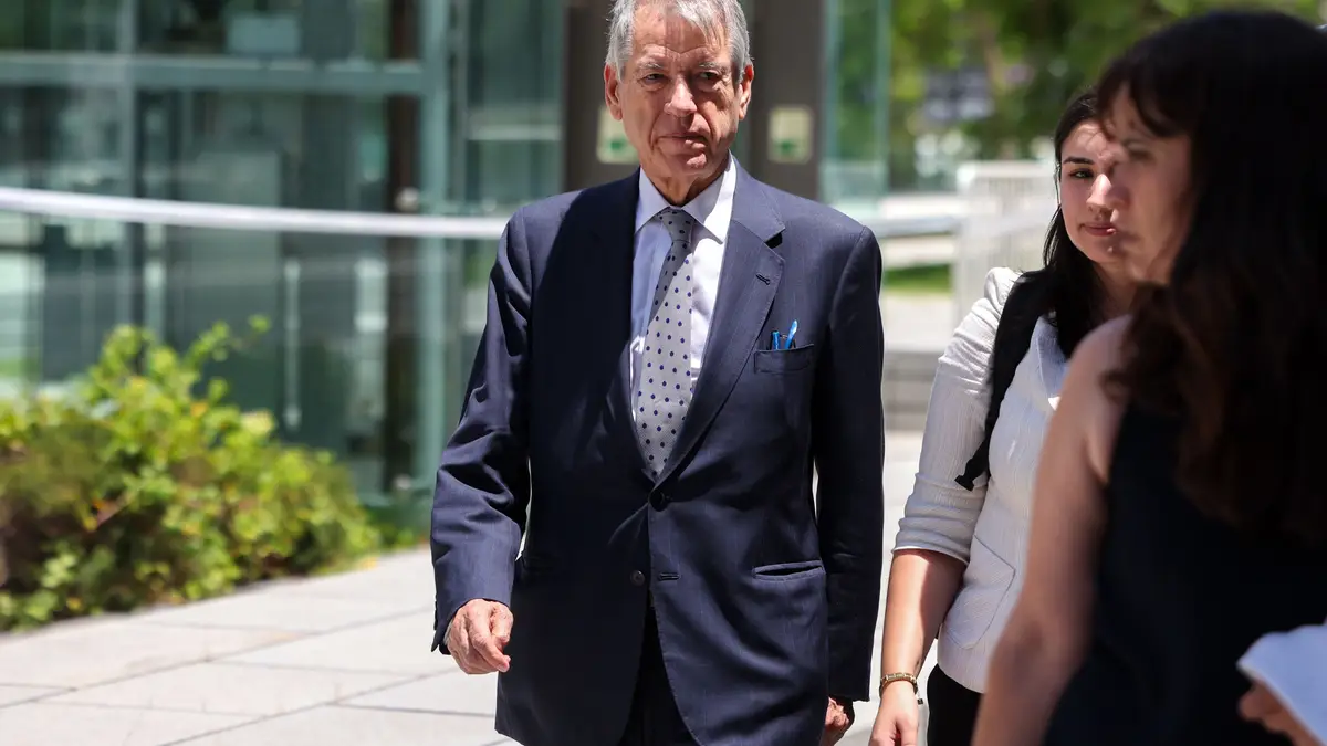 O antigo administrador da agora extinta Portugal Telecom, Henrique Granadeiro (à esq.), abandona o Tribunal Criminal Central de Lisboa, no Campus da Justiça, para uma pausa, durante o primeiro dia do julgamento do caso "Operação Marquês", em Lisboa, Portugal, a 3 de julho de 2025.