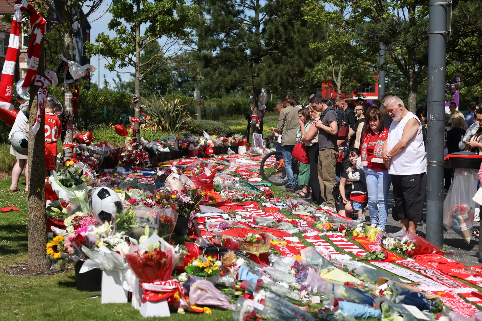 As homenagens a Diogo Jota junto ao estádio do Liverpool