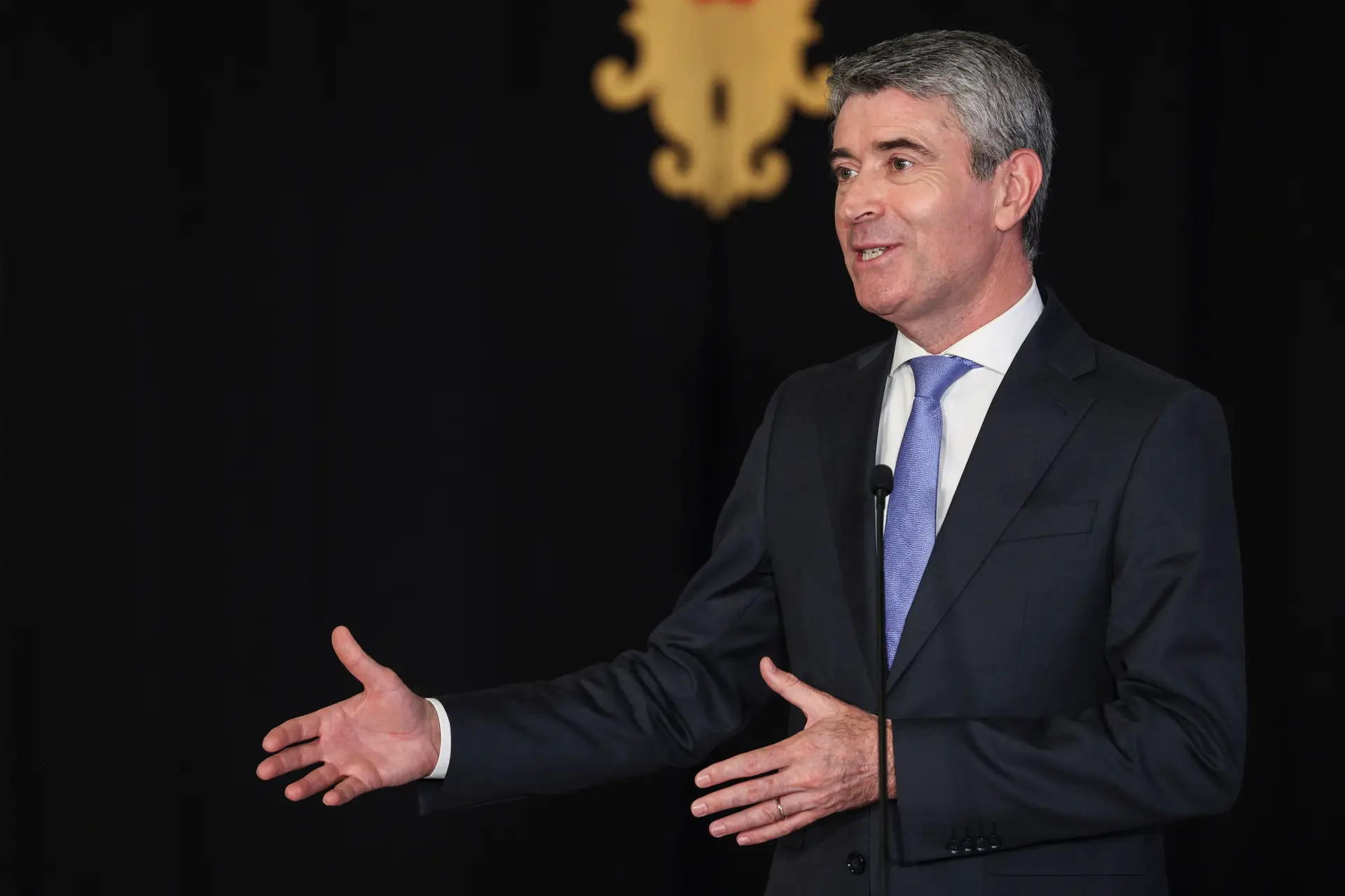 Carneiro defende "situação de contingência" e lembra conselho de Costa sobre férias no verão