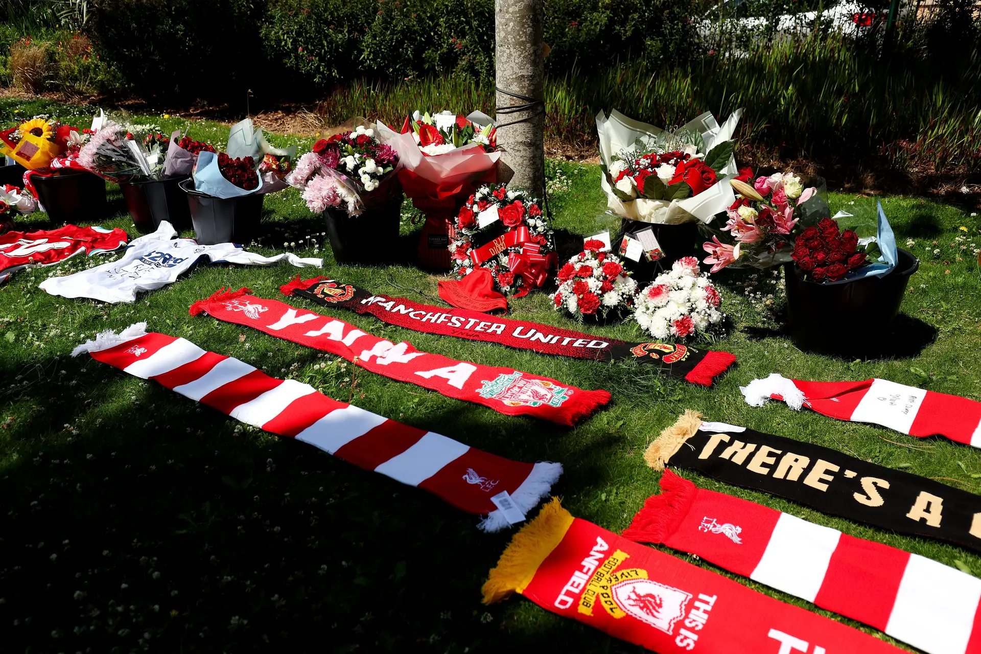 Homenagem de fãs a Diogo Jota após sua morte em acidente de carro Liverpool “destruído” com morte do futebolista Diogo Jota - SIC Notícias