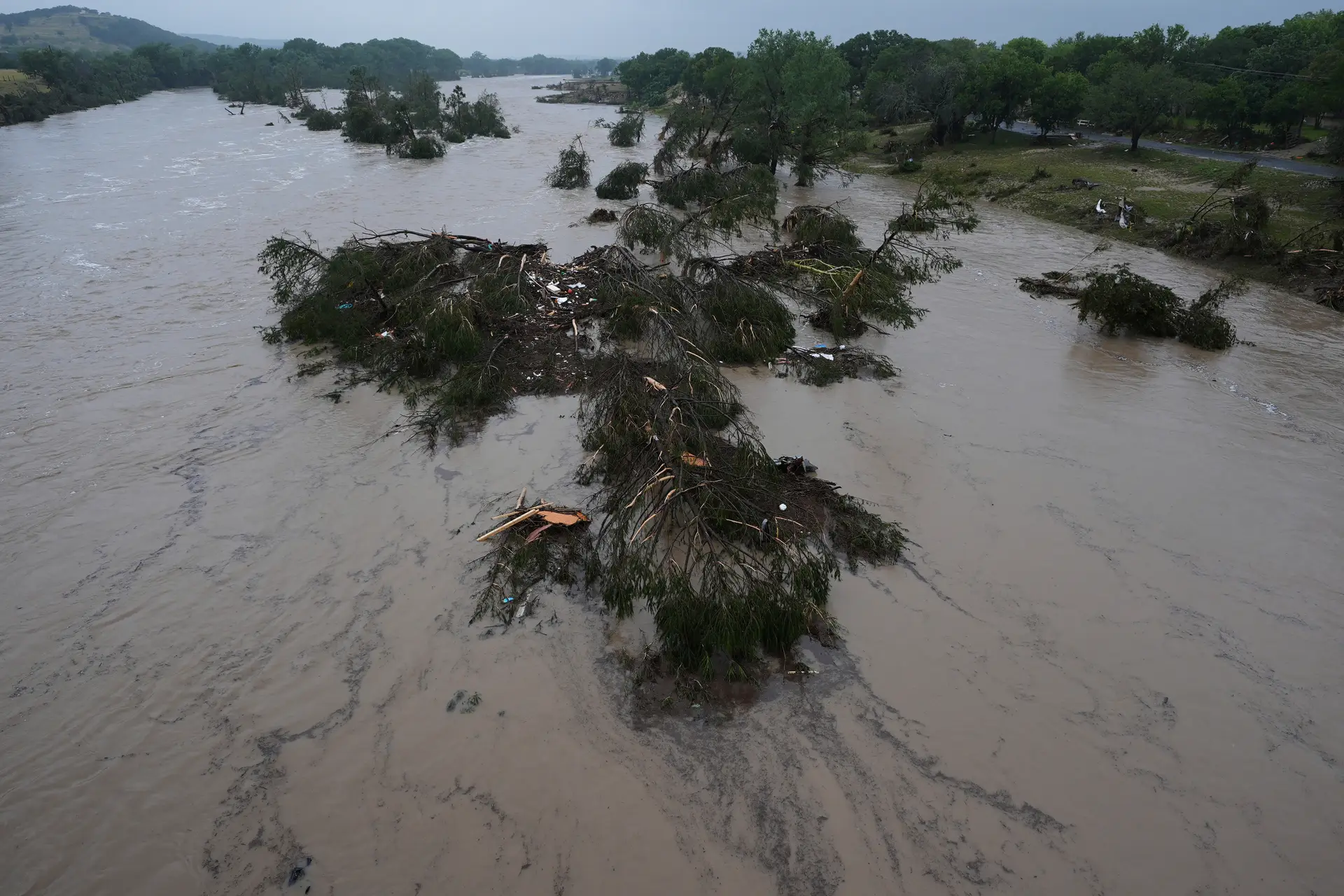 O rio Guadalupe deixa árvores caídas e detritos no seu percurso, na sexta-feira, 4 de julho de 2025, em Kerrville, Texas.