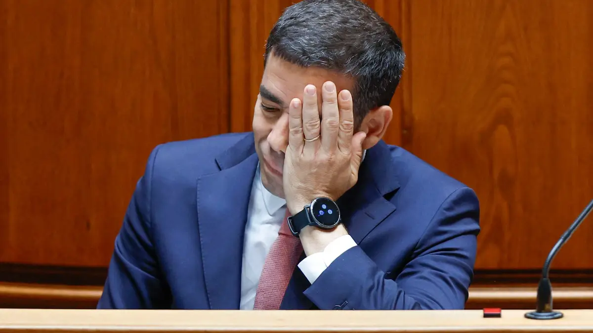 O ministro da Presidência, António Leitão Amaro, reage na sessão plenária sobre a Lei da Nacionalidade, no sentido de restringir a aquisição da nacionalidade portuguesa e assegurar a possibilidade da sua perda em determinados casos, na Assembleia da República, em Lisboa, 04 de julho de 2025.