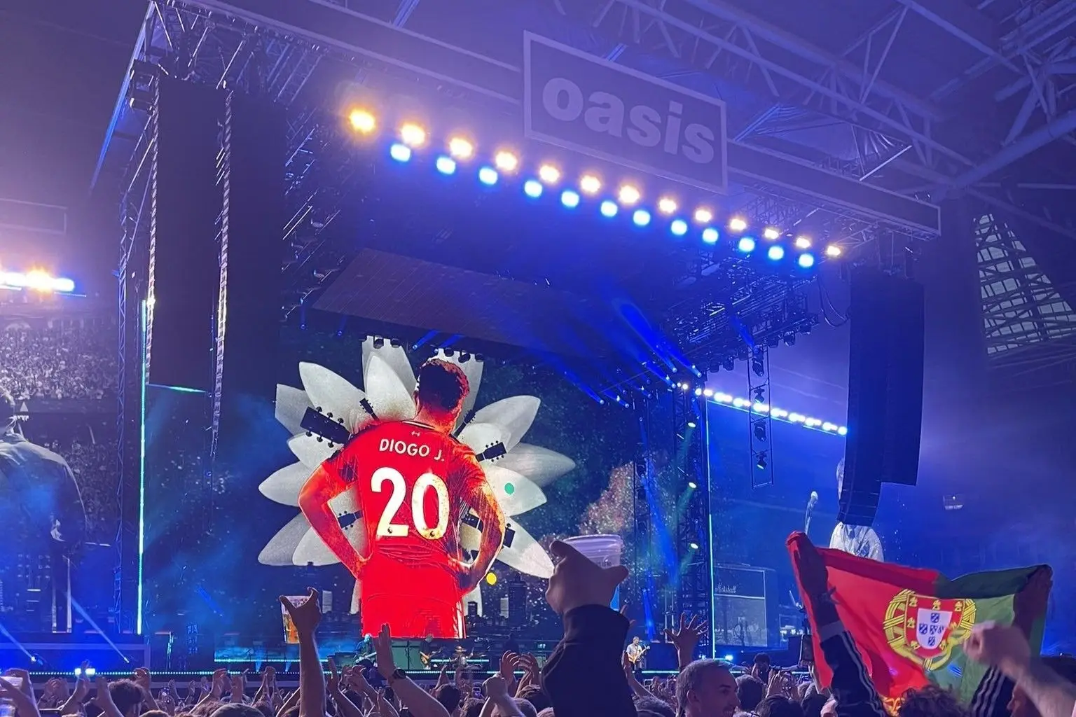 Oasis regressam aos palcos e emocionam ao dedicar a inesquecível "Live Forever" a Diogo Jota
